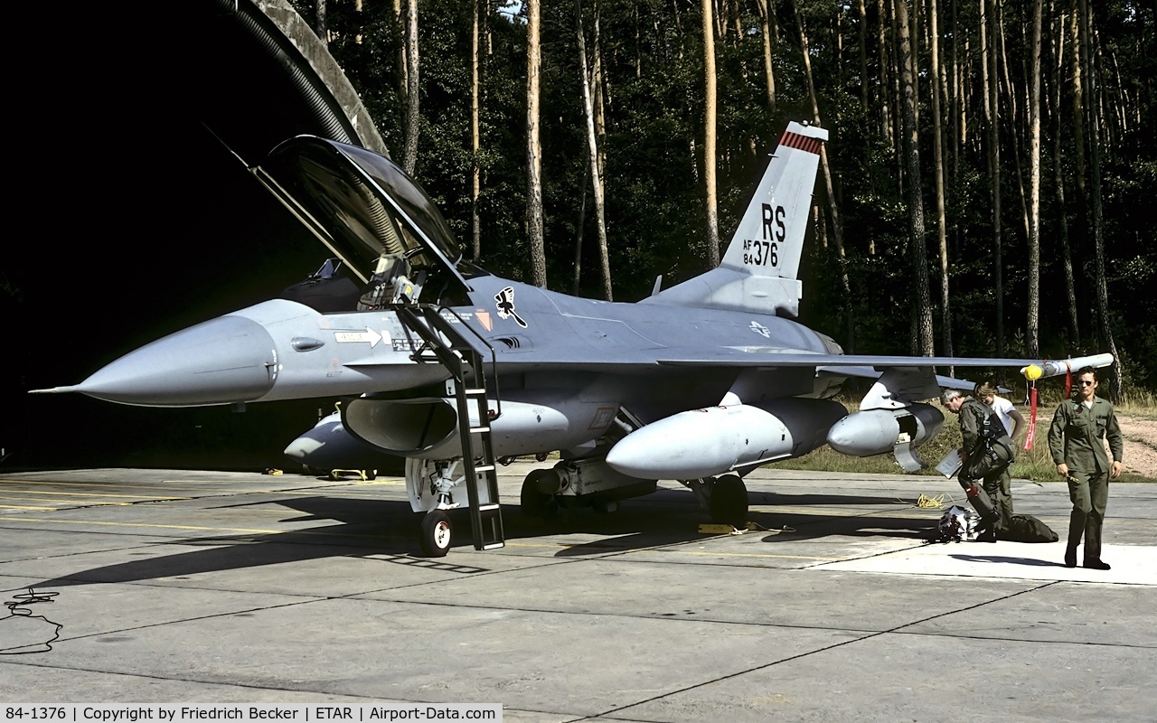 84-1376, 1984 General Dynamics F-16C Fighting Falcon C/N 5C-158, flightline at Ramstein AB