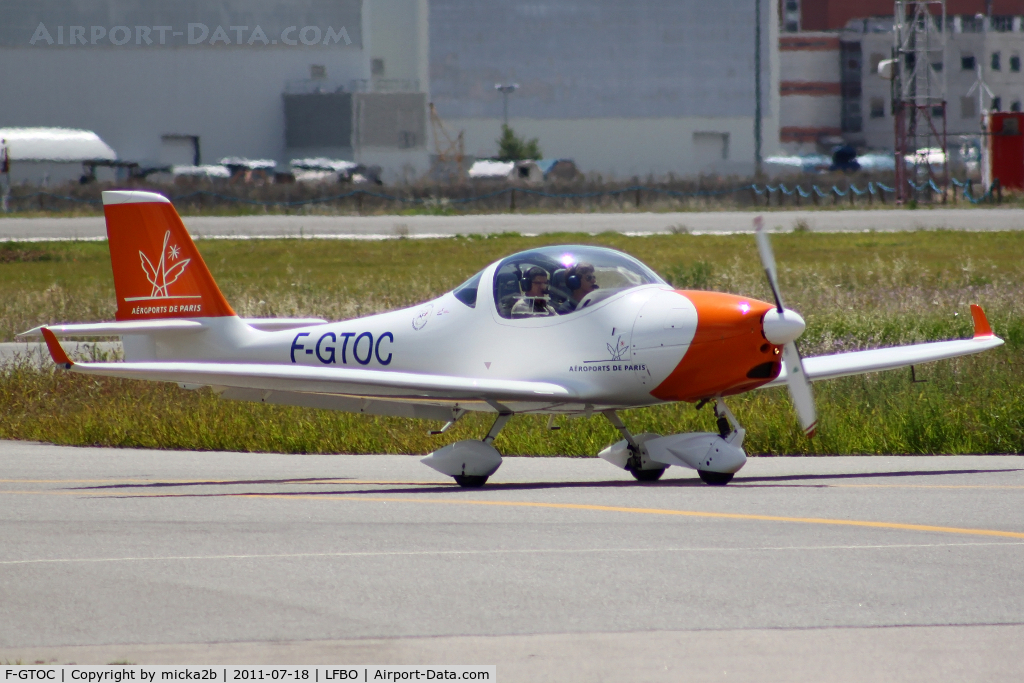 F-GTOC, Aquila A210 (AT01) C/N AT01-136, Taxiing