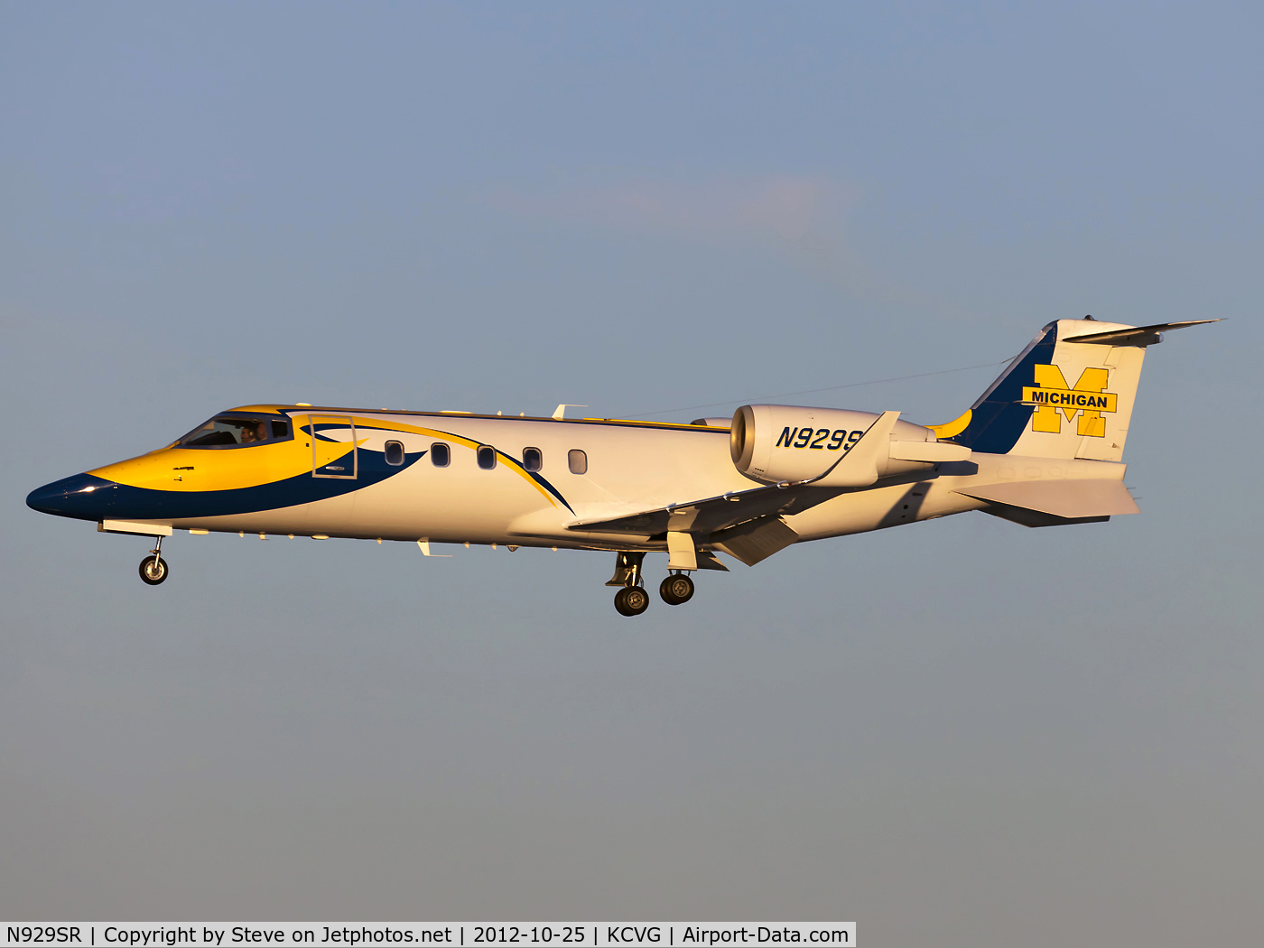 N929SR, 1998 Learjet Inc 60 C/N 144, Spotted early morning Oct. 25th, 2012 heading into runway 18C at KCVG.