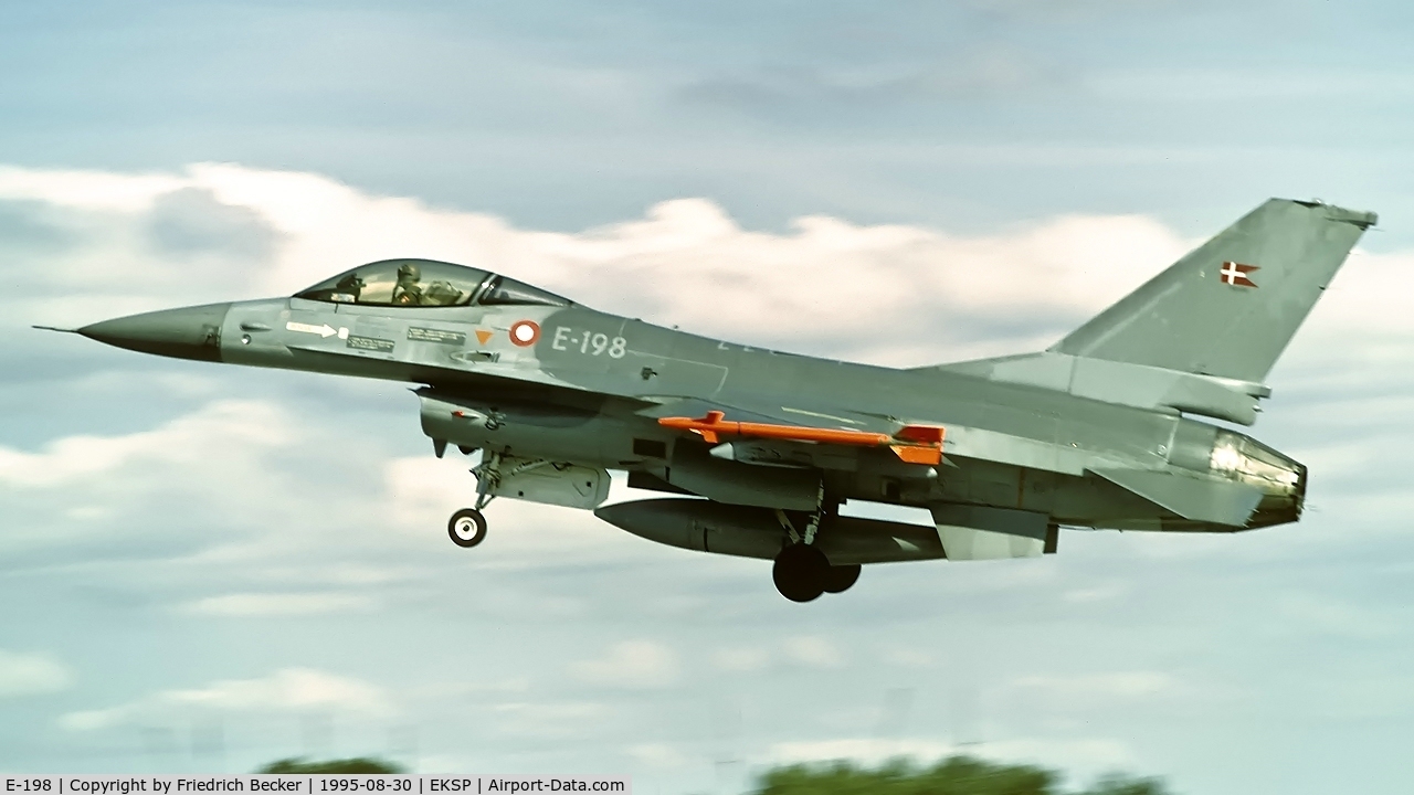 E-198, SABCA F-16AM Fighting Falcon C/N 6F-25, low approach