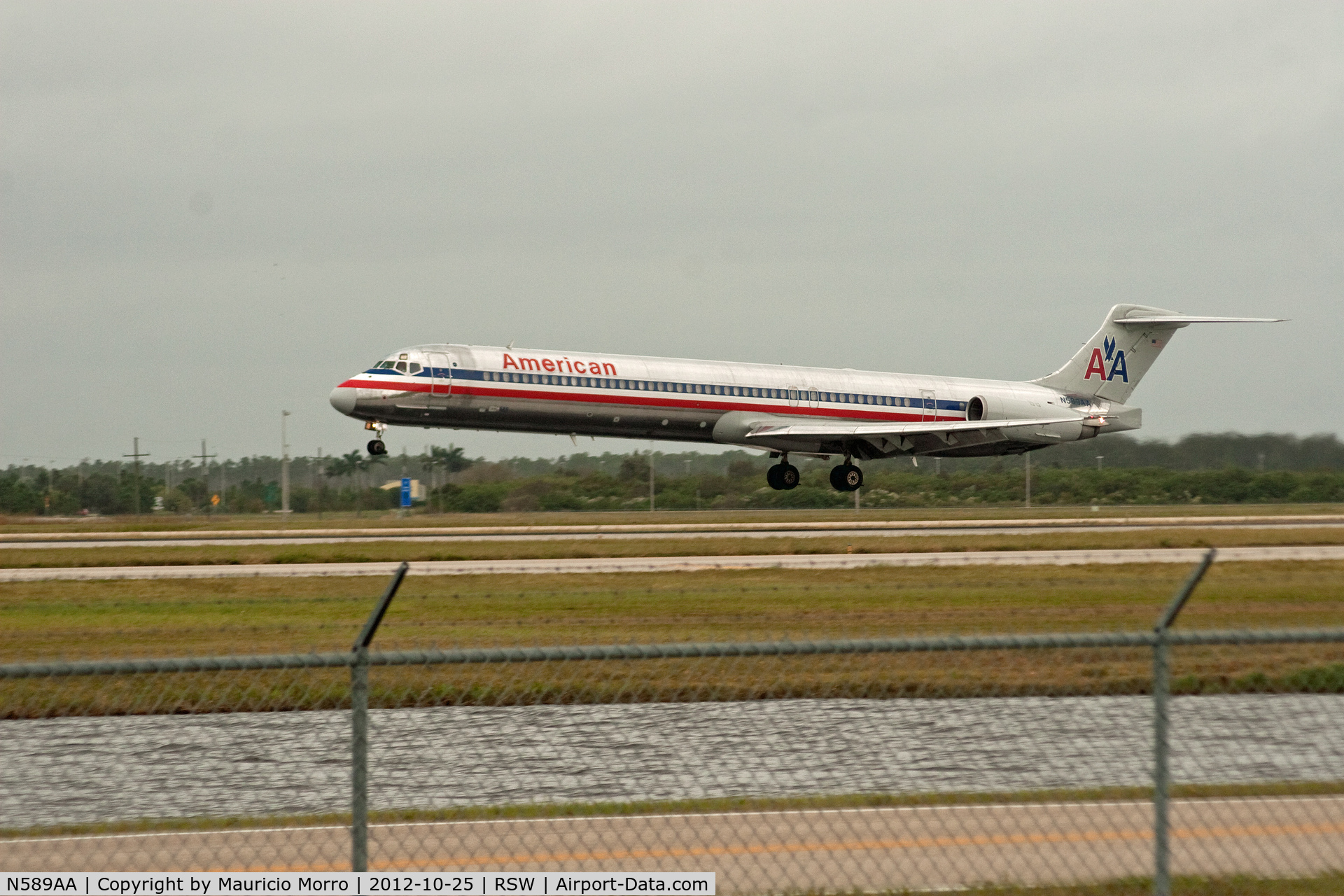N589AA, 1991 McDonnell Douglas MD-83 (DC-9-83) C/N 53252, Landing RWY 6