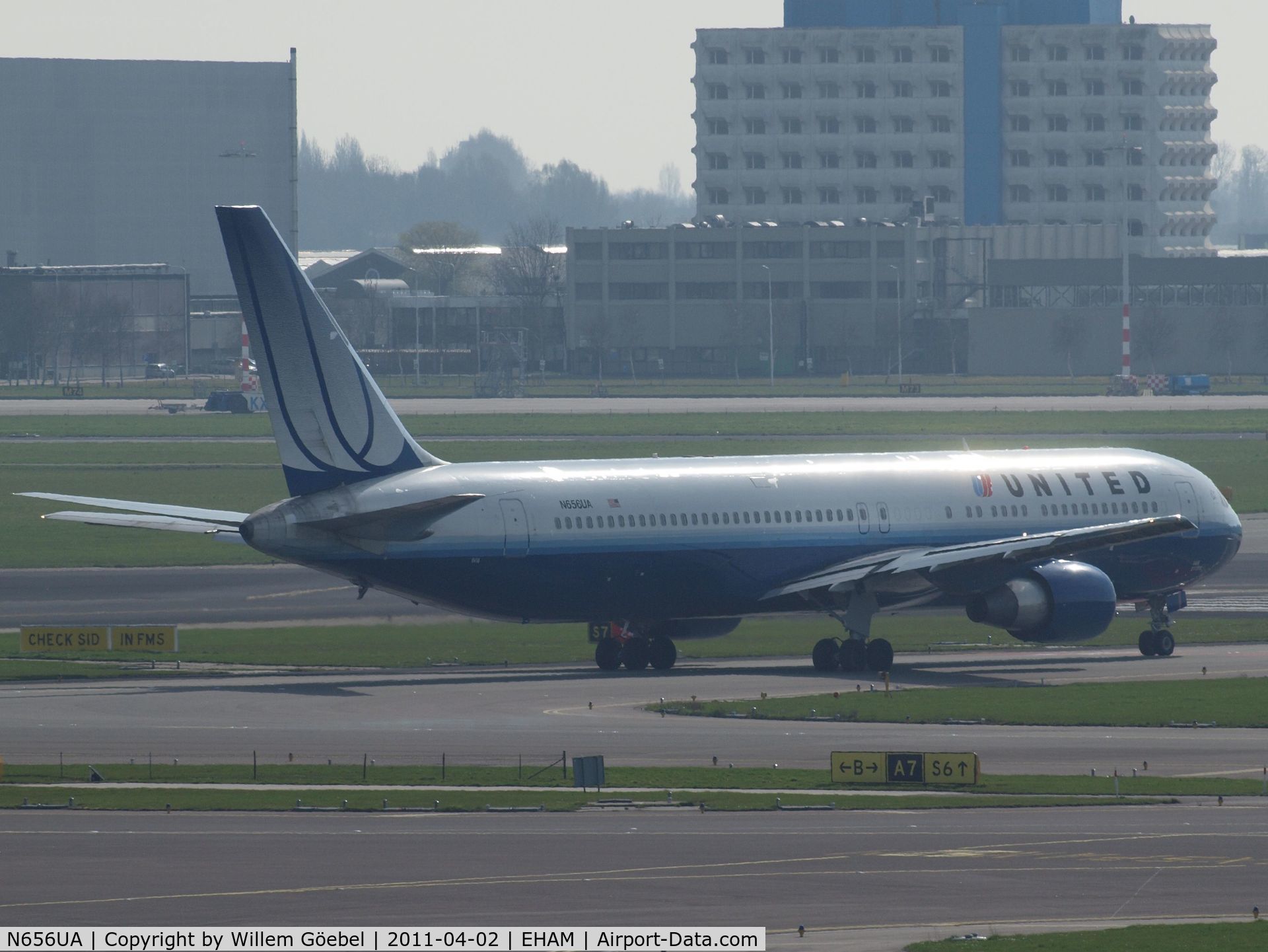 N656UA, 1992 Boeing 767-322 C/N 25394, Taxi to runway 24 of Schiphol Airport
