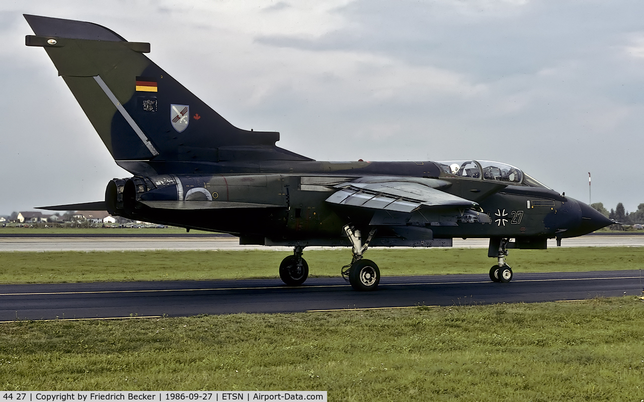 44 27, Panavia Tornado IDS C/N 323/GS088/4127, taxying to the flightline