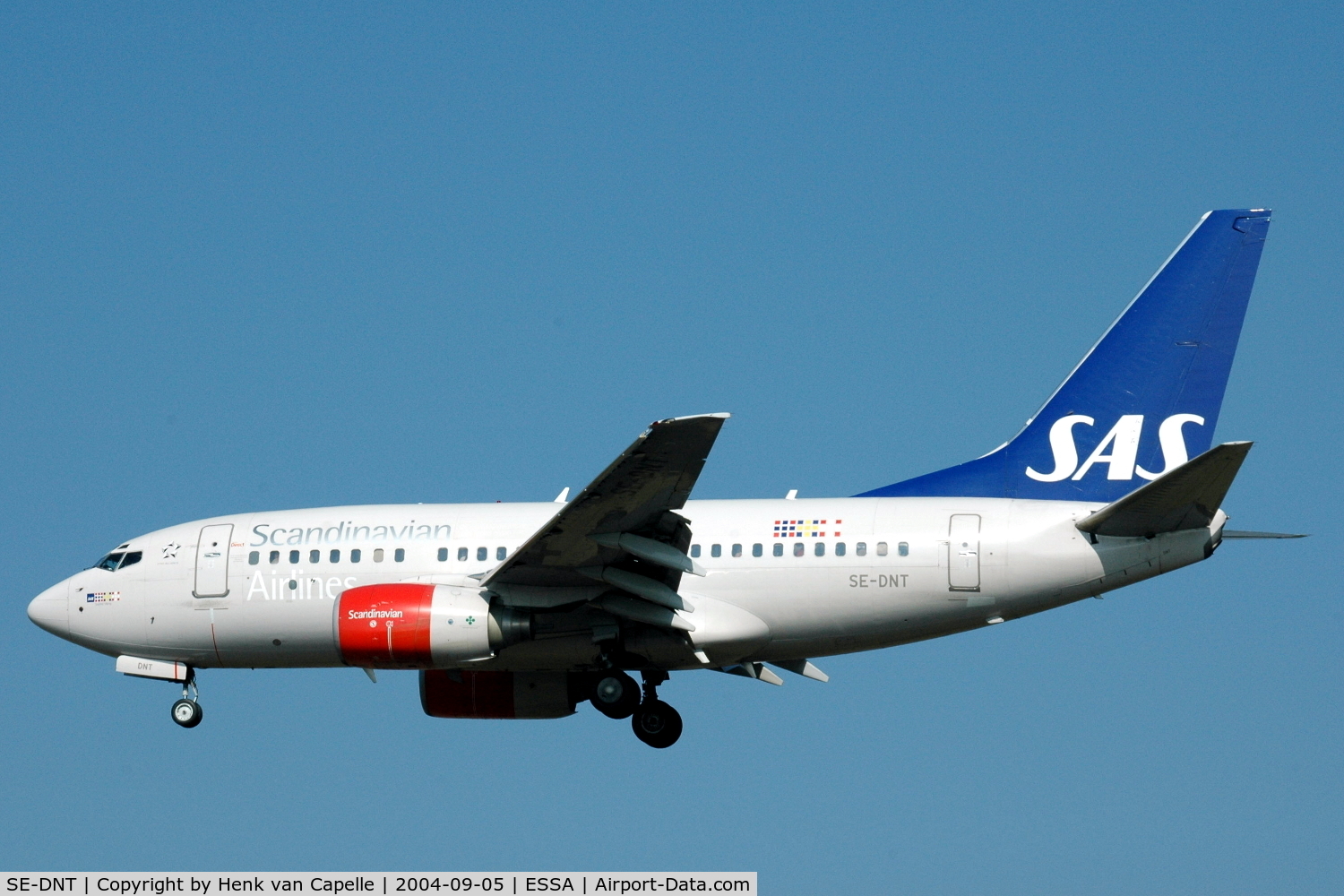 SE-DNT, 1999 Boeing 737-683 C/N 28302, SAS Boeing 737-600 about to land at Stockholm Arlanda airport.