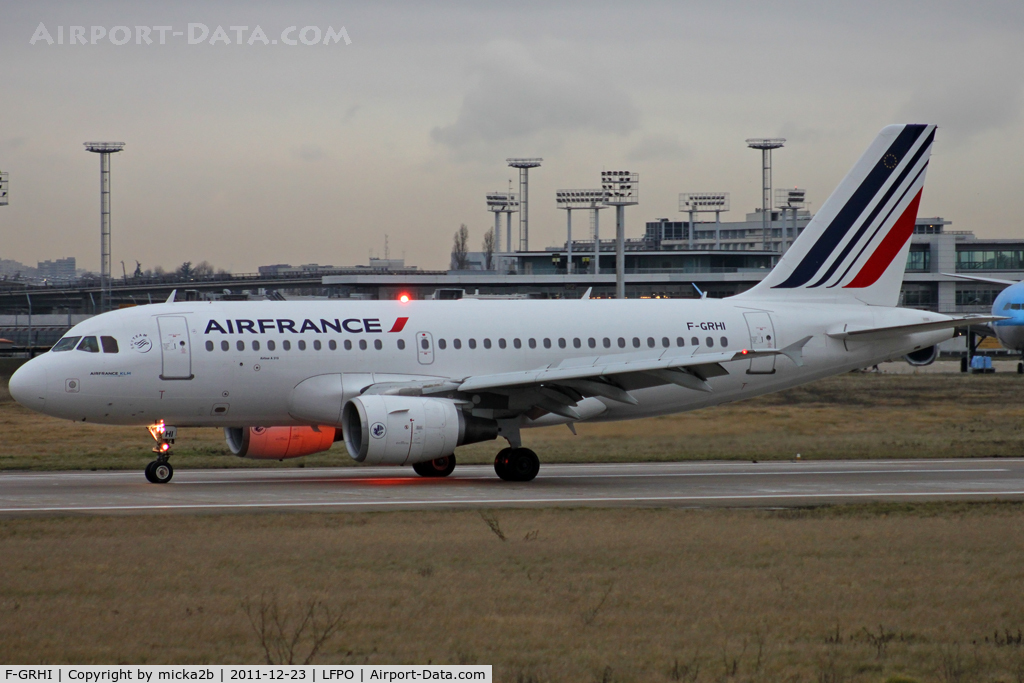 F-GRHI, 2000 Airbus A319-111 C/N 1169, Taxiing. Scrapped in november 2022.