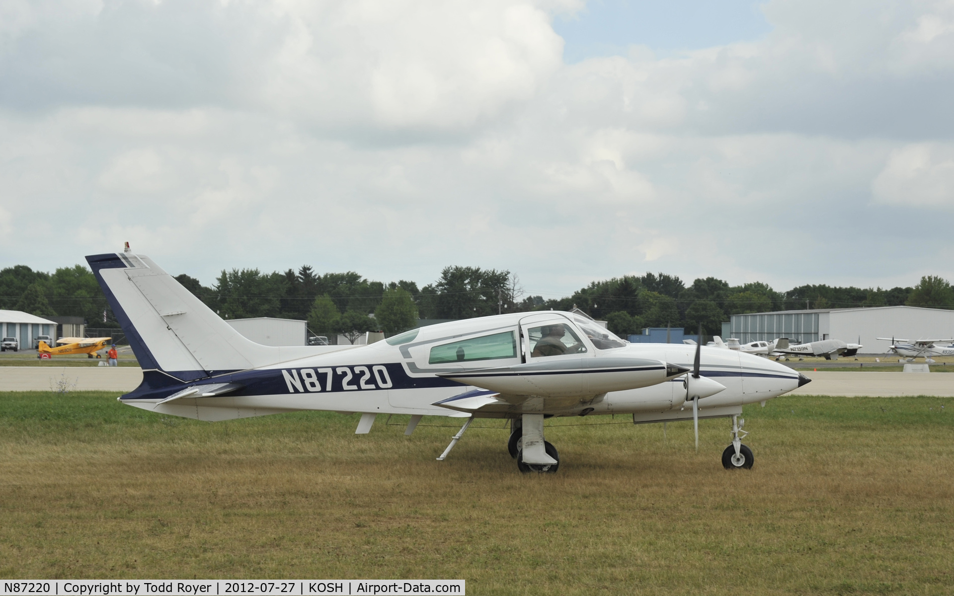 N87220, 1975 Cessna 310R C/N 310R0305, Airventure 2012