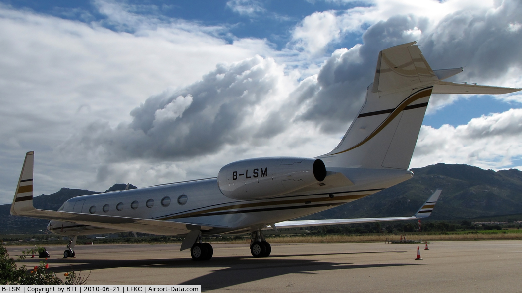 B-LSM, Gulfstream Aerospace GV-SP (G550) C/N 5250, Parked