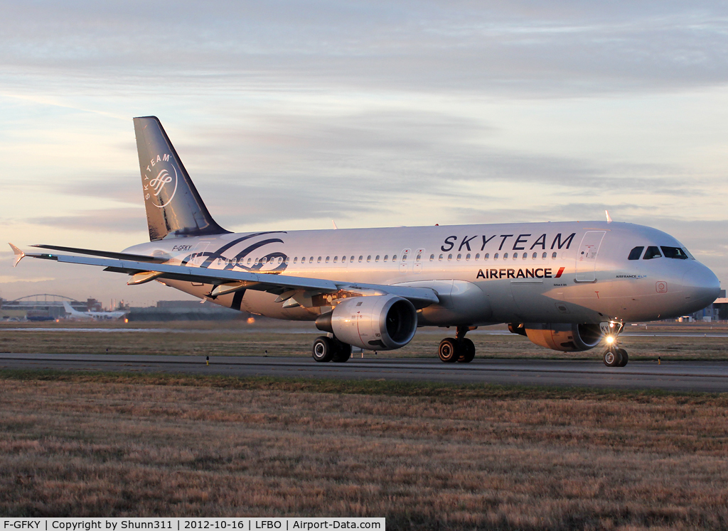 F-GFKY, 1991 Airbus A320-211 C/N 0285, Taxiing holding point rwy 14L for departure... Now in full Skyteam c/s