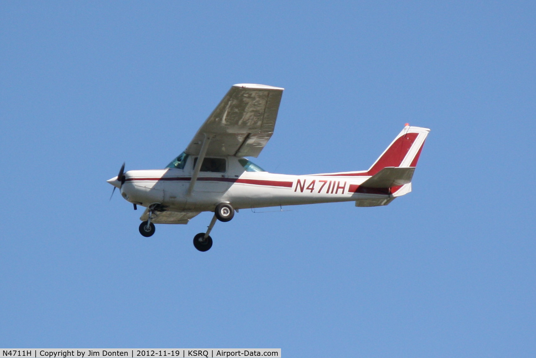 N4711H, 1980 Cessna 152 C/N 15283968, Cessna 152 (N4711H) on approach to Sarasota-Bradenton International Airport