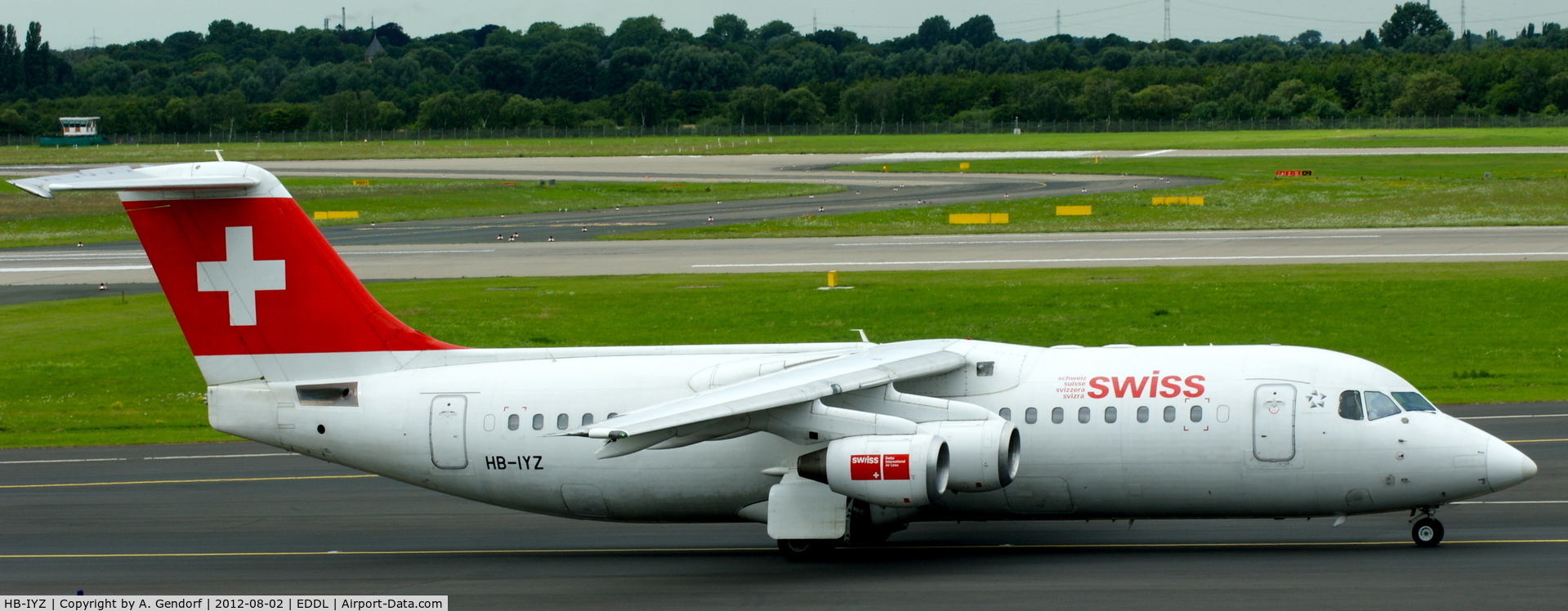 HB-IYZ, 1998 British Aerospace Avro 146-RJ100 C/N E3338, Swiss, seen here on the taxiway for departure at Düsseldorf Int´l (EDDL)