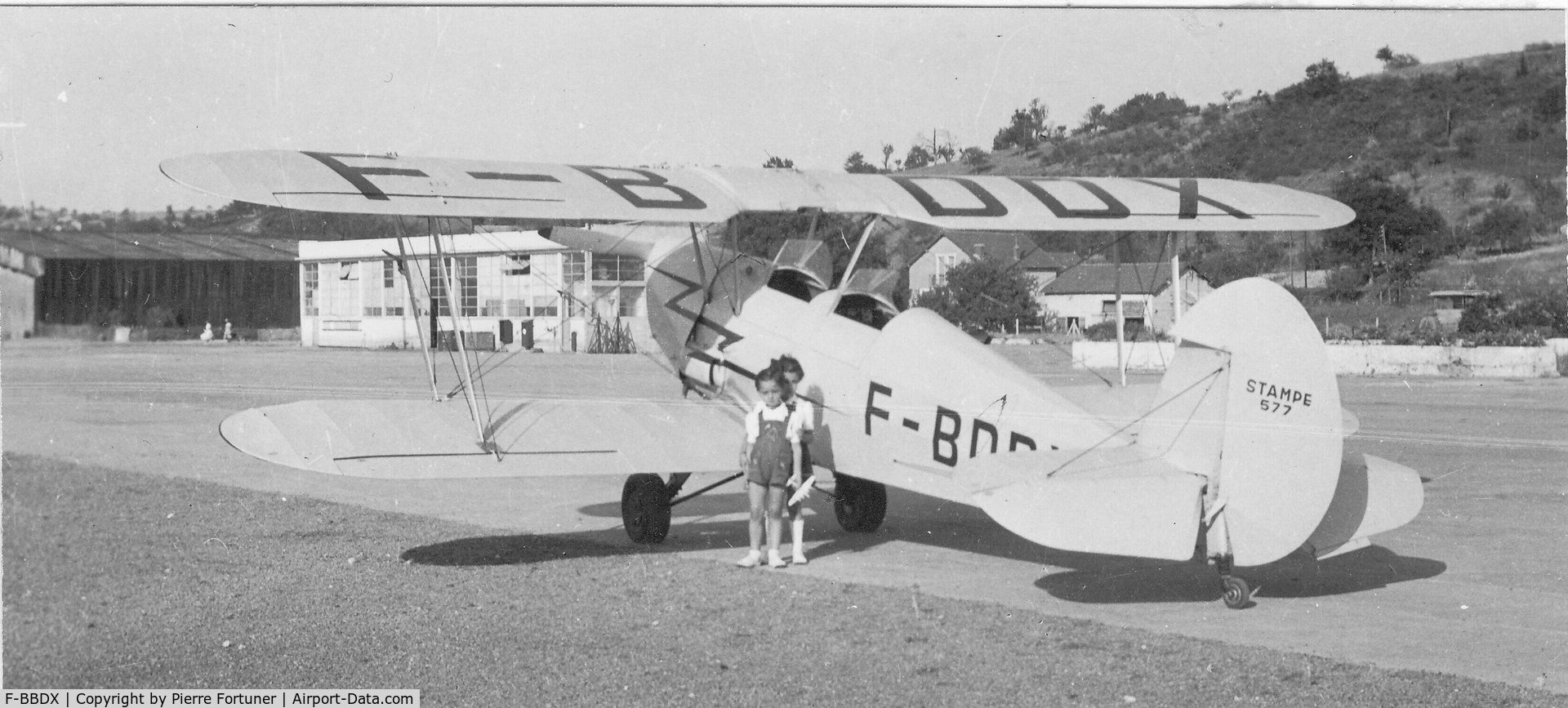 F-BBDX, Nord SV-4C Stampe C/N 50, Vichy Rhue airfield. 1949.
Me (Renaud Fortuner) and my sister in front of F-BDDX