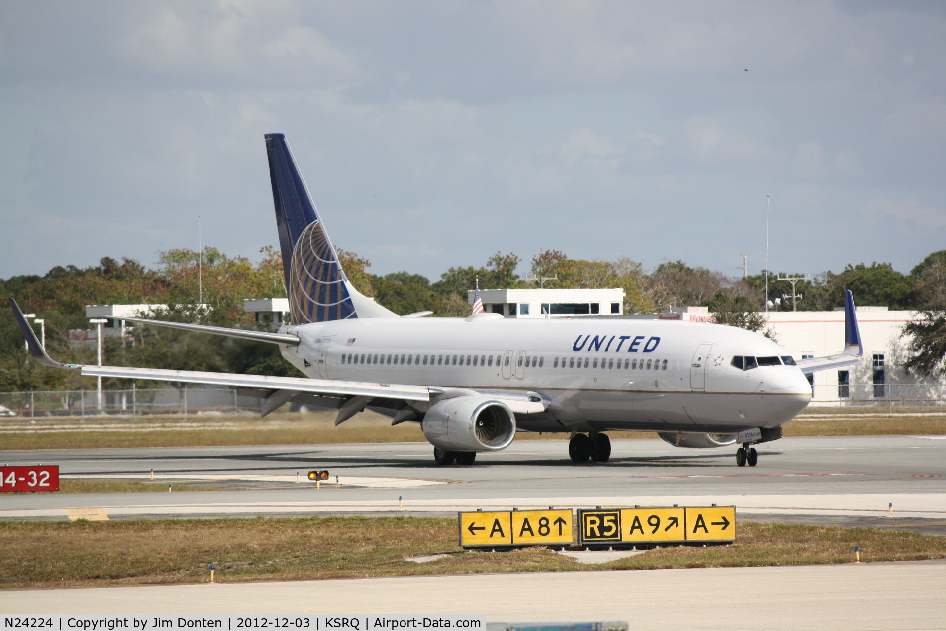 N24224, 1998 Boeing 737-824 C/N 28933, United Flight 1190 (N24224) arrives at Sarasota-Bradenton International Airport following a flight from Chicago-O'Hare International Airport