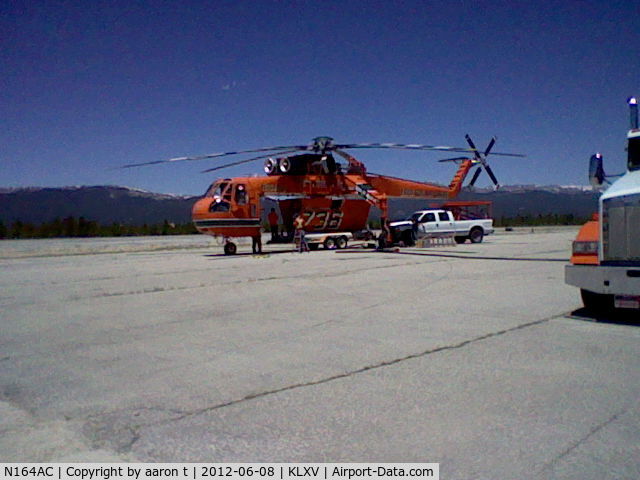 N164AC, 1968 Sikorsky S-64E C/N 64034D, aircrane getting ready to attach tank in leadville.