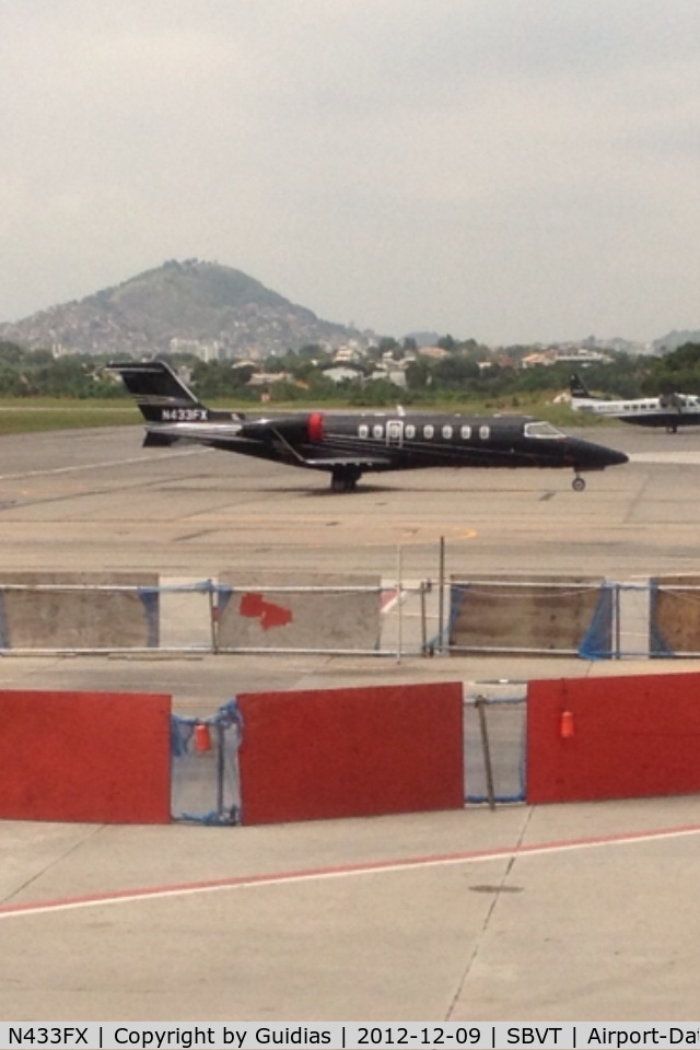 N433FX, 2002 Learjet 45 C/N 192, Beautiful Black Painting. It's a highlight among other planes at the airport.