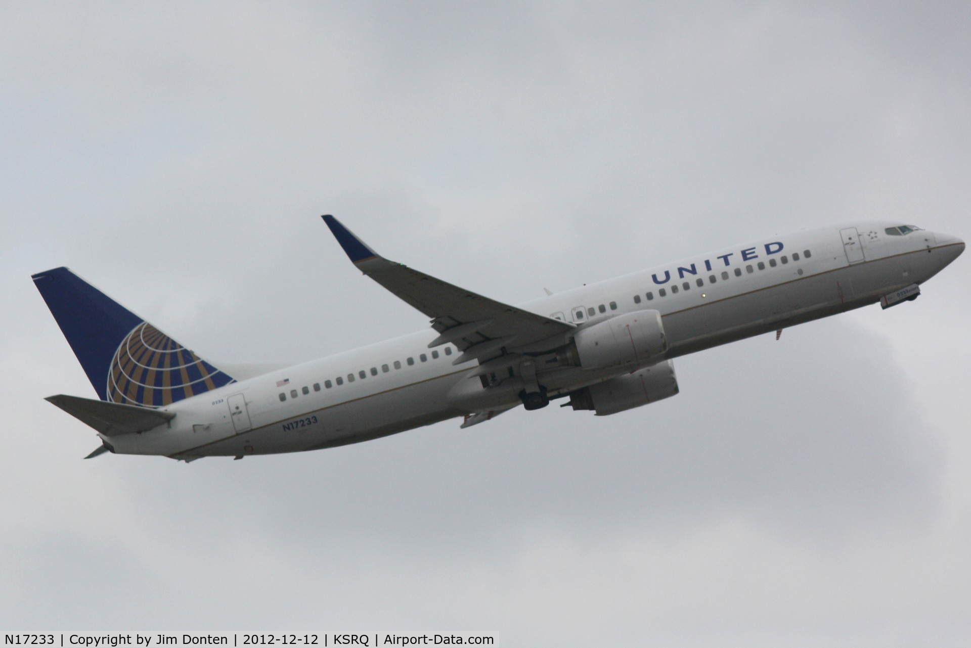 N17233, 1999 Boeing 737-824 C/N 28943, United Flight 1 (N17233) departs Runway 14 at Sarasota-Bradenton International Airport enroute to Chicago-O'Hare International Airport