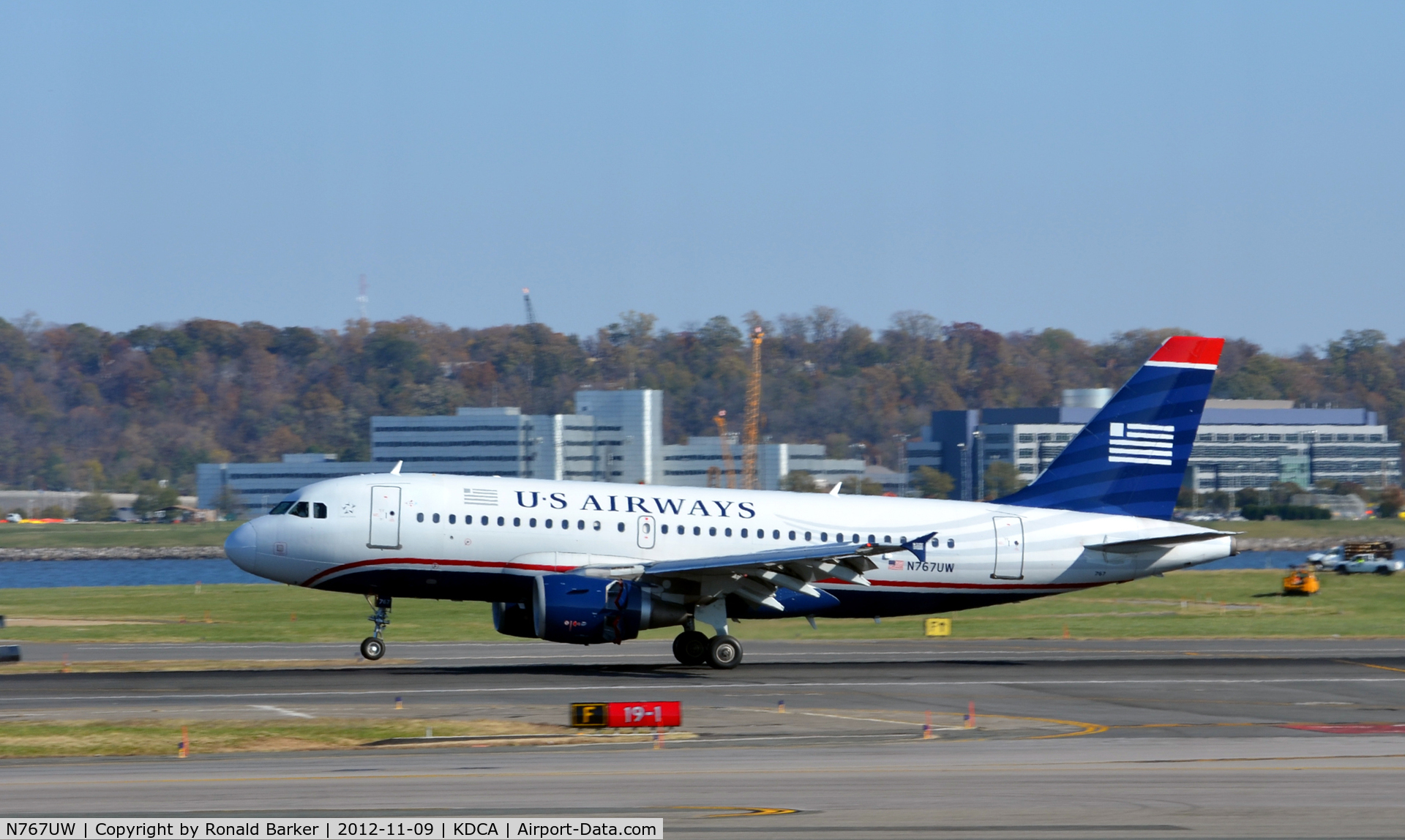 N767UW, 2000 Airbus A319-112 C/N 1382, Landing DCA