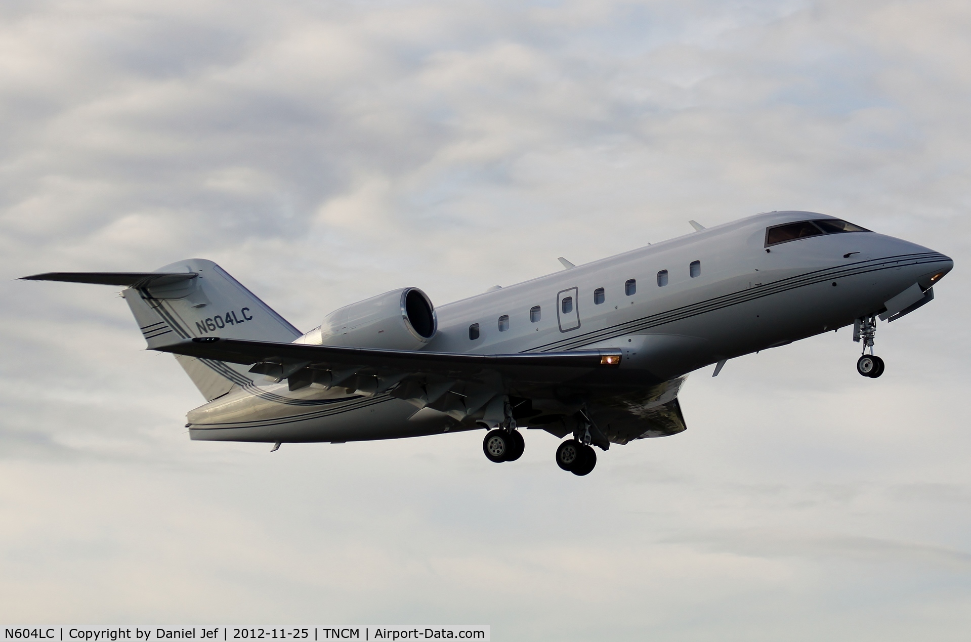 N604LC, 1998 Bombardier Challenger 604 (CL-600-2B16) C/N 5373, N604LC