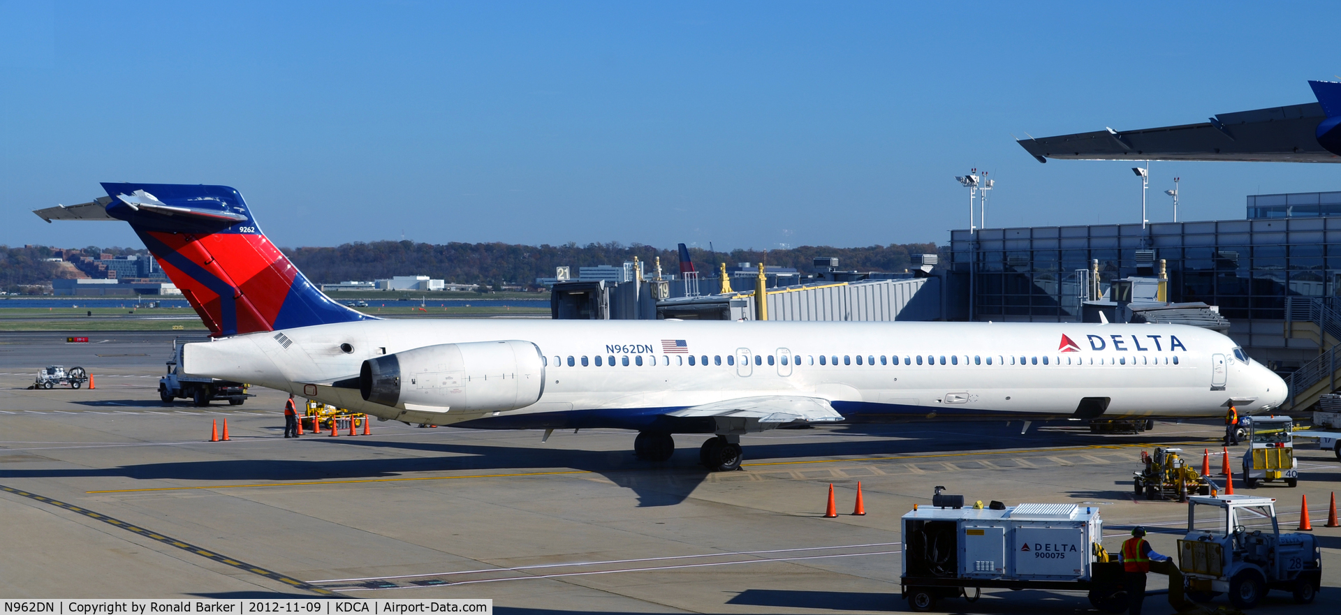 N962DN, McDonnell Douglas MD-90-30 C/N 53532, DCA VA