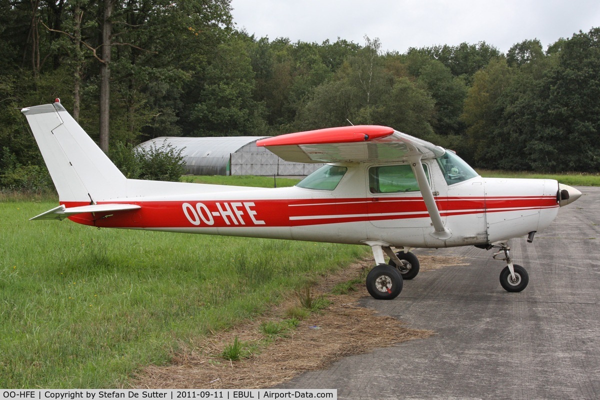 OO-HFE, Reims F152 II C/N F15201877, Parked at Aeroclub Brugge.