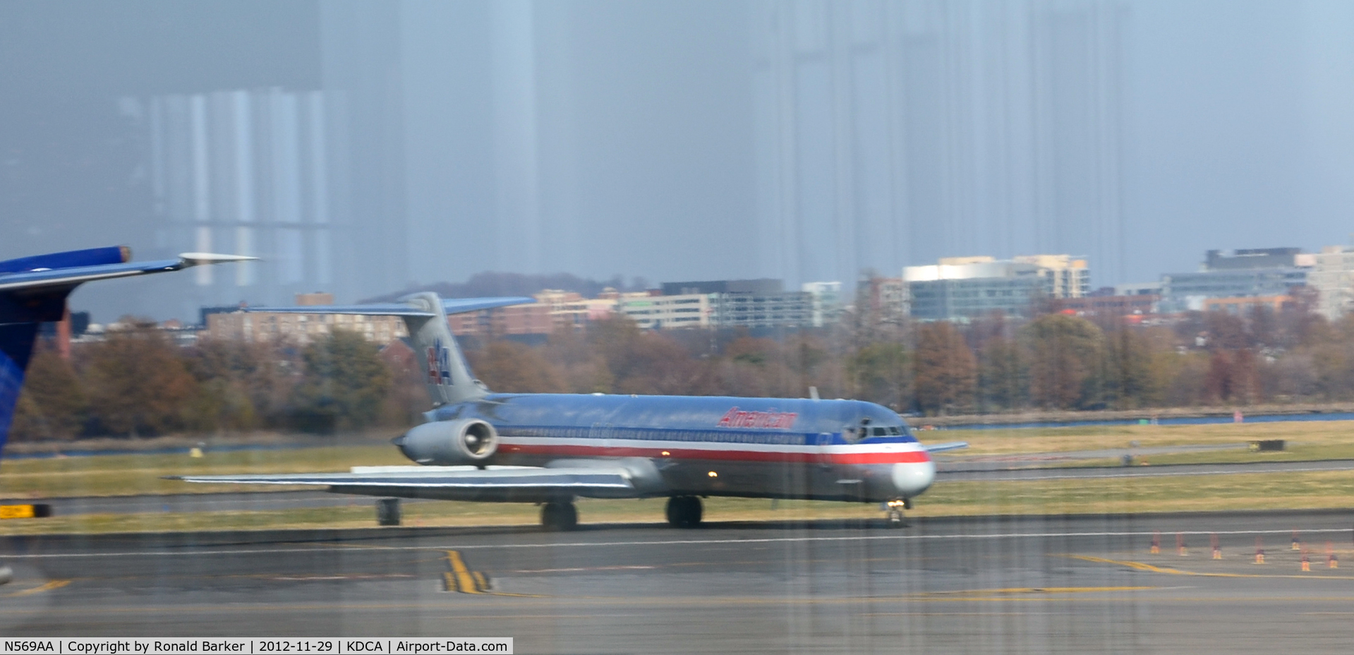N569AA, 1987 McDonnell Douglas MD-83 (DC-9-83) C/N 49351, Landing DCA