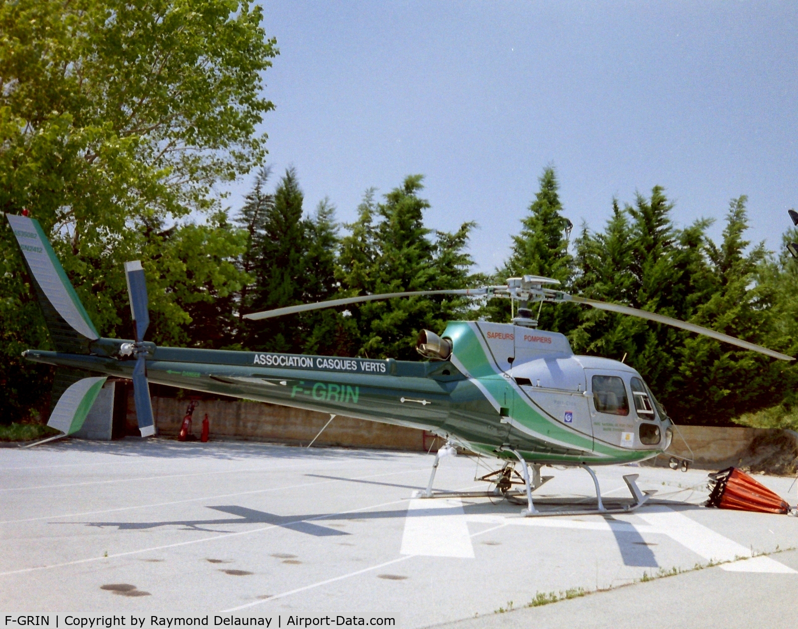 F-GRIN, Eurocopter AS-350B-2 Ecureuil Ecureuil C/N 2412, Loué par l'association Casques Verts et mis à la disposition des Sapeurs Pompiers de Hyères pour la saison d'été 1996.
Précédemment F-OGPS accidenté en Guyane Française en 1994.
Pilote décédé.