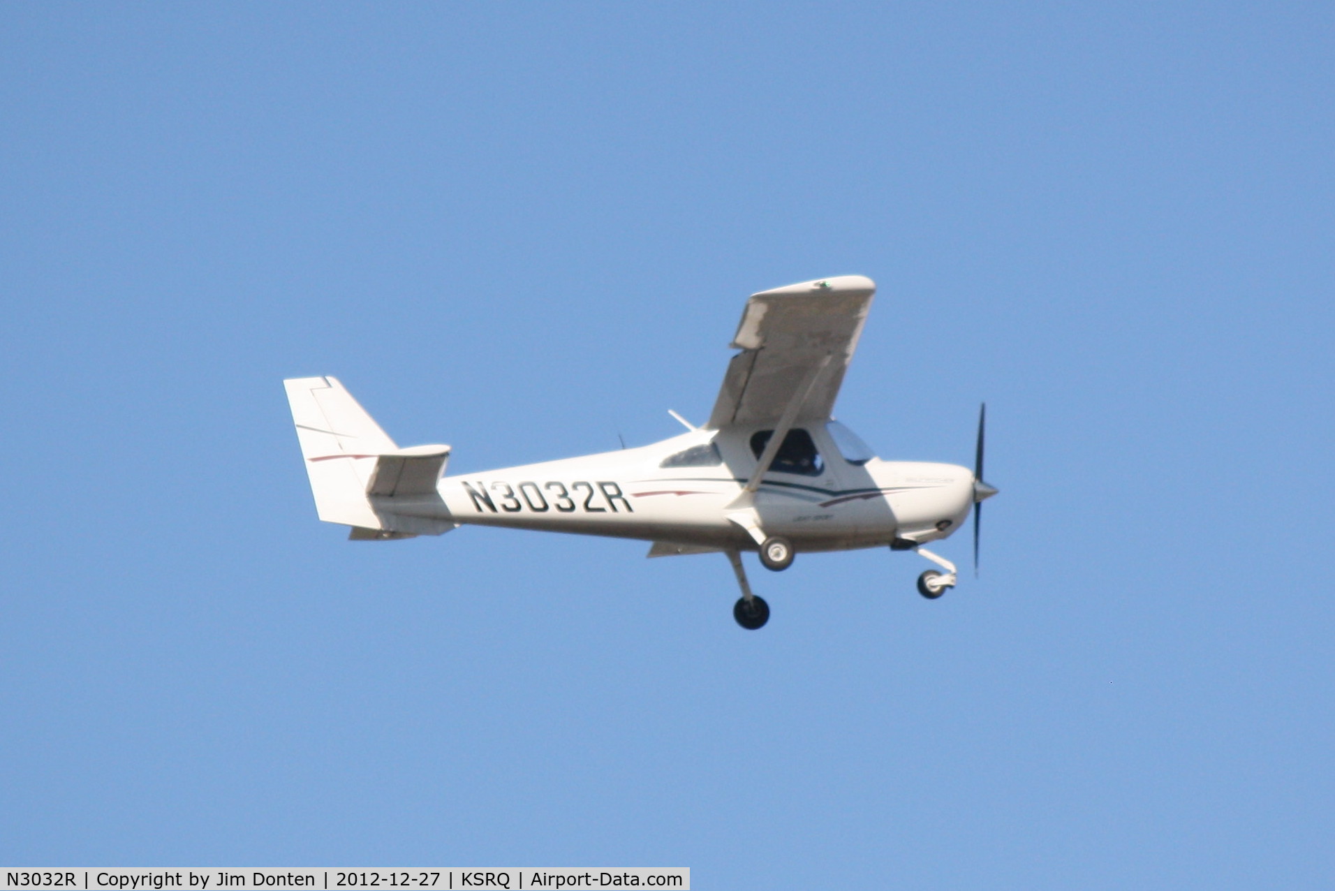 N3032R, Cessna 162 Skycatcher C/N 16200105, Cessna Skycatcher (N3032R) on approach to Runway 4 at Sarasota-Bradenton International Airport