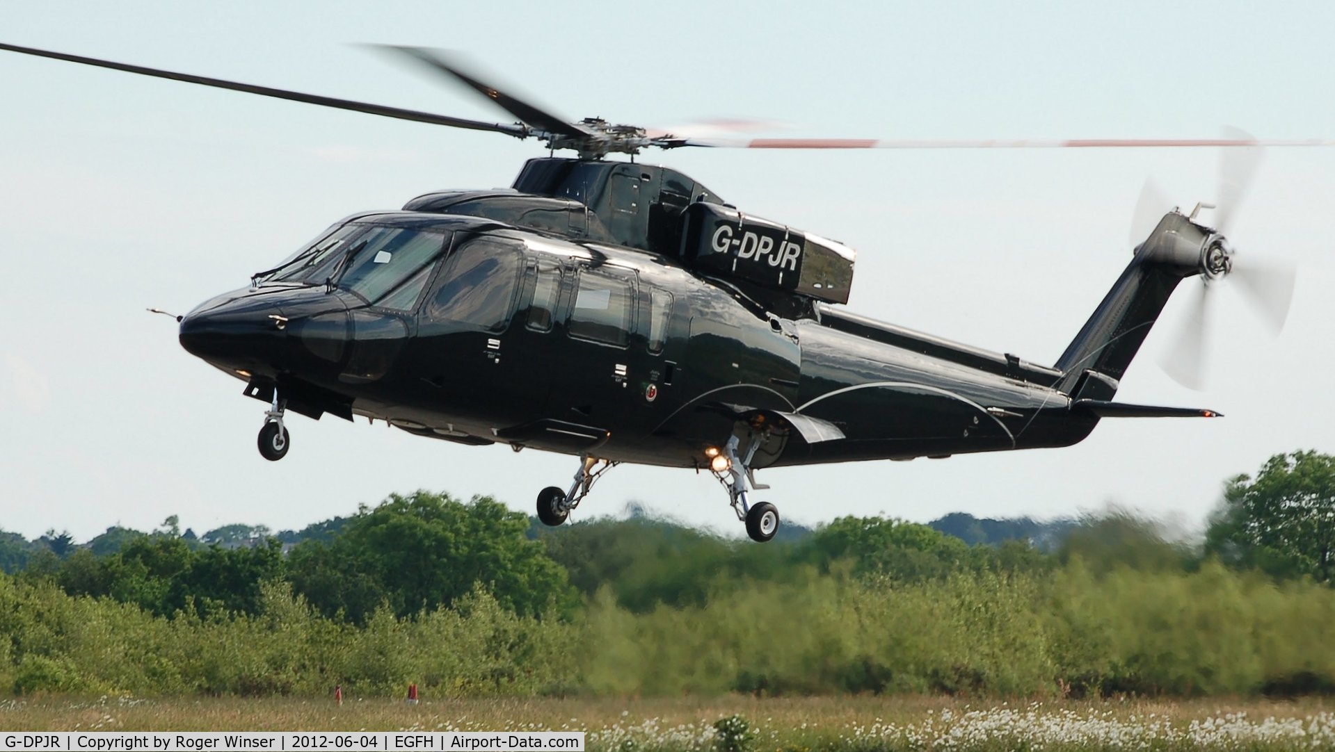 G-DPJR, 1989 Sikorsky S-76B C/N 760352, Visiting S-76B helicopter arriving.