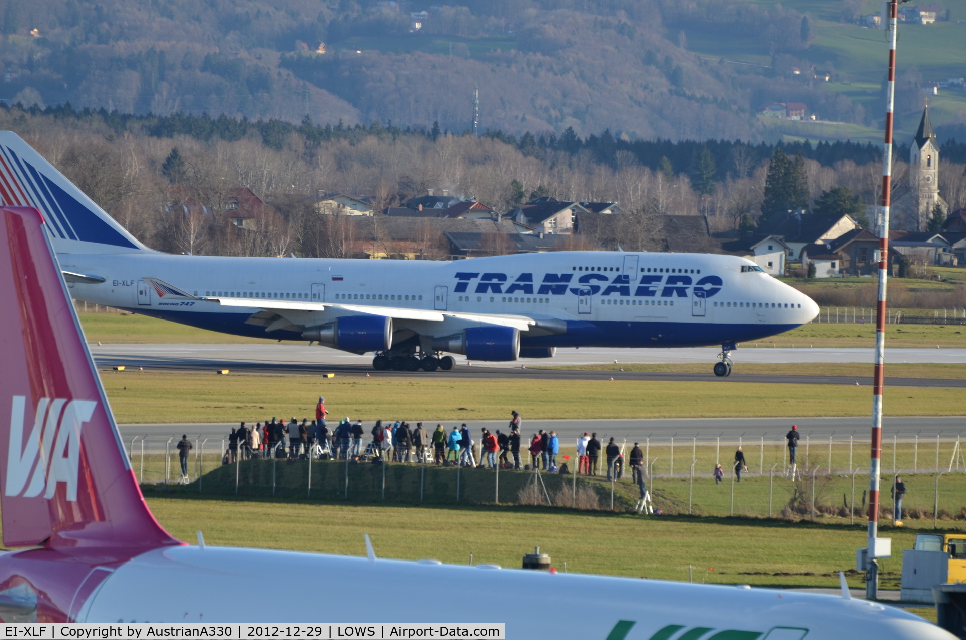 EI-XLF, 2000 Boeing 747-446 C/N 27645, Spotters are spotting...