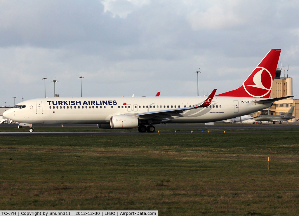 TC-JYH, 2012 Boeing 737-9F2/ER C/N 40984, Lining up rwy 32R for departure...