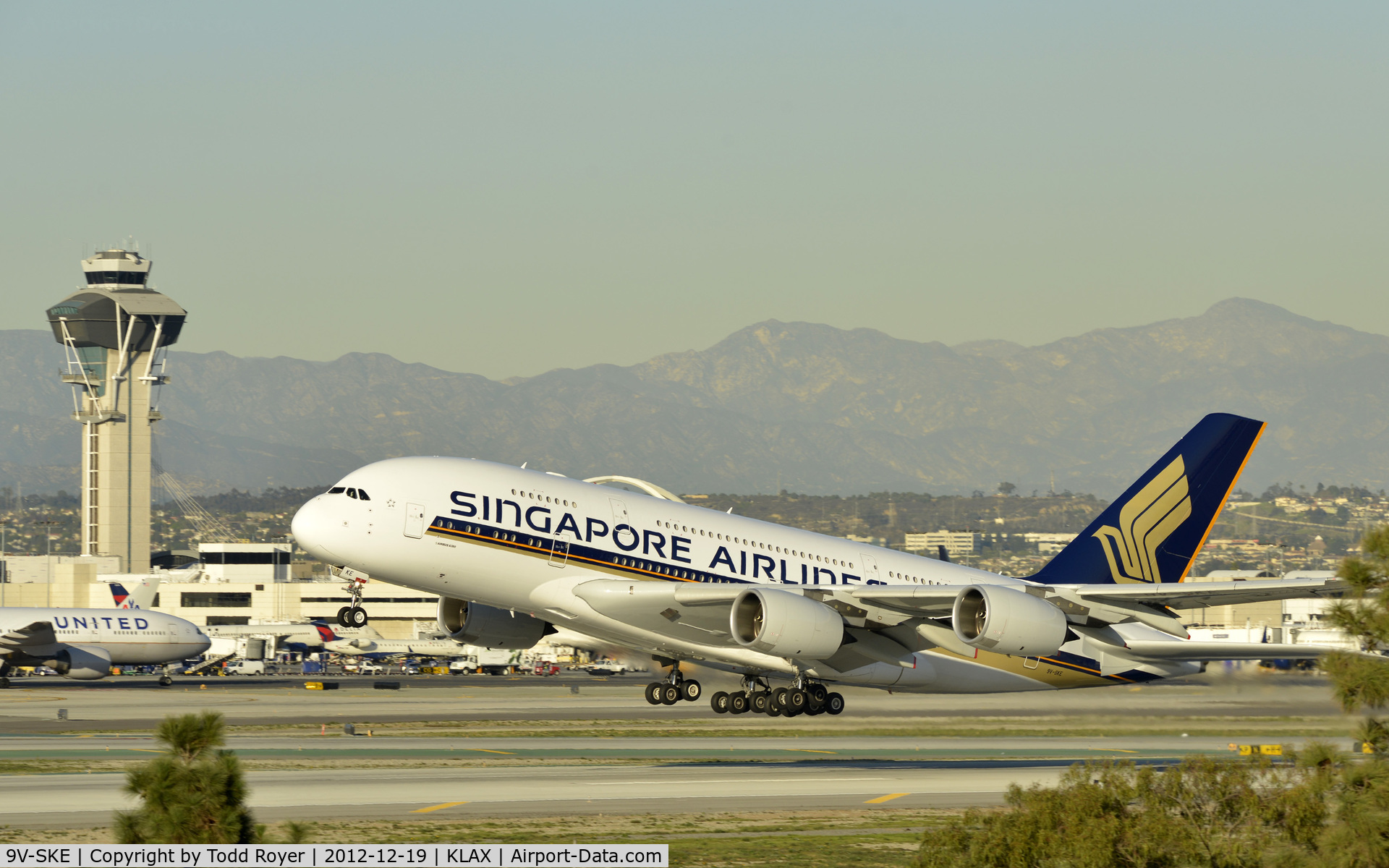 9V-SKE, 2007 Airbus A380-841 C/N 010, Departing LAX on 25L