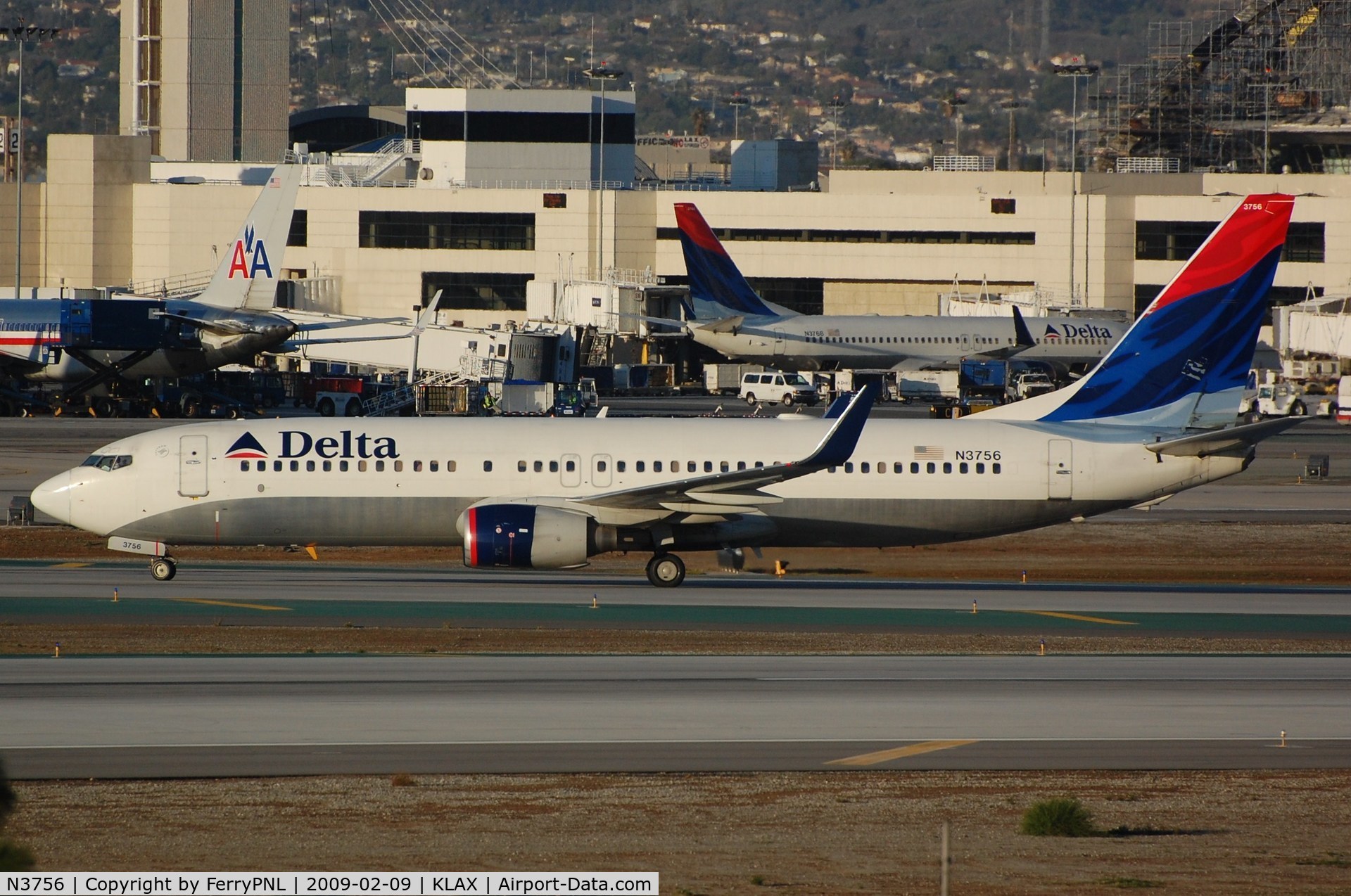 N3756, 2001 Boeing 737-832 C/N 30493, Delta B738 vacating the runway in LAX