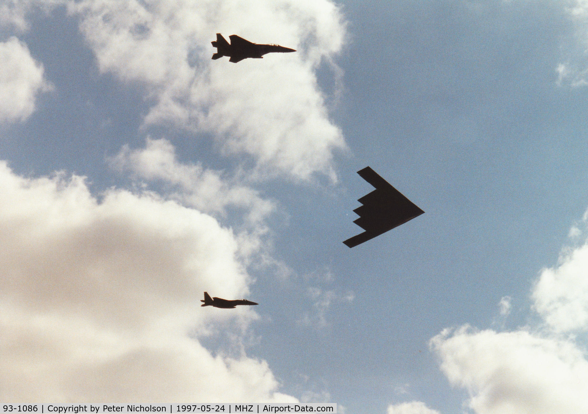 93-1086, 1993 Northrop Grumman B-2A Spirit C/N 1019/AV-19, B-2A Spirit of Whiteman AFB's 509th Bomb Wing with accompanying 48th Fighter Wing F-15E Strike Eagles 86-0174 and 90-0262 arriving at the 1997 RAF Mildenhall Air Fete.