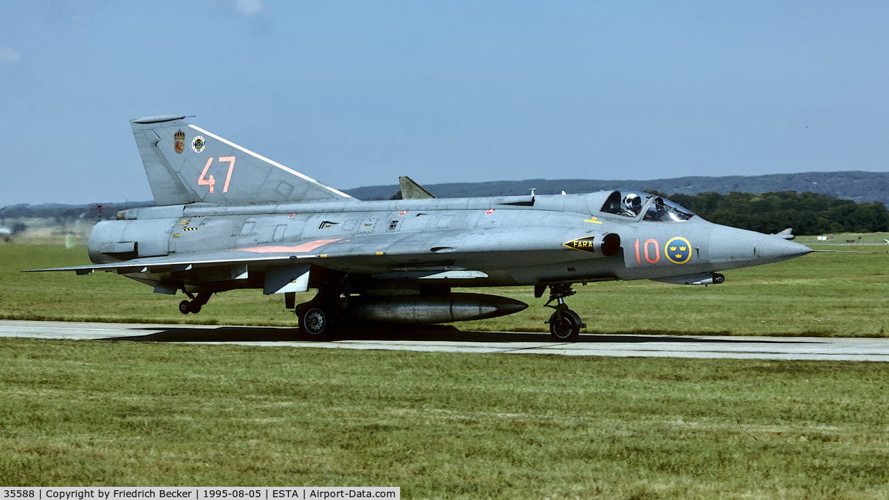 35588, Saab J-35J Draken C/N 35-588, taxying to the active