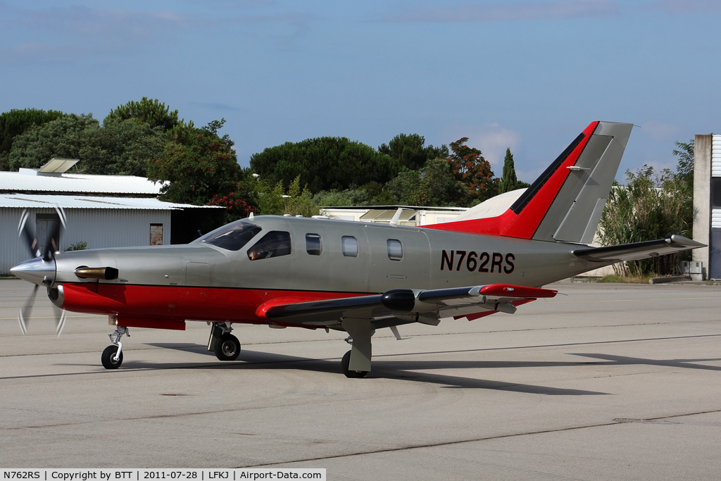 N762RS, 2001 Socata TBM-700 C/N 199, Taxiing from general aviation parking