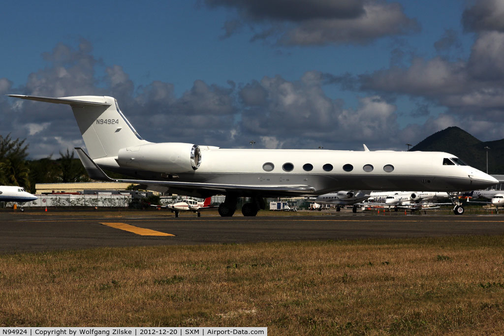 N94924, 2009 Gulfstream Aerospace GV-SP (G550) C/N 5255, visitor
