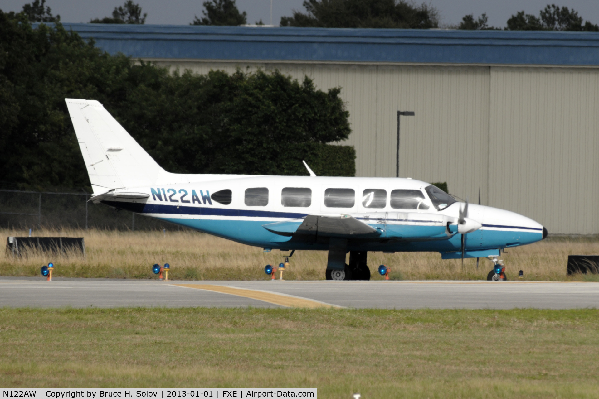 N122AW, 1976 Piper PA-31-350 Chieftain C/N 31-7652135, Preparing for departure