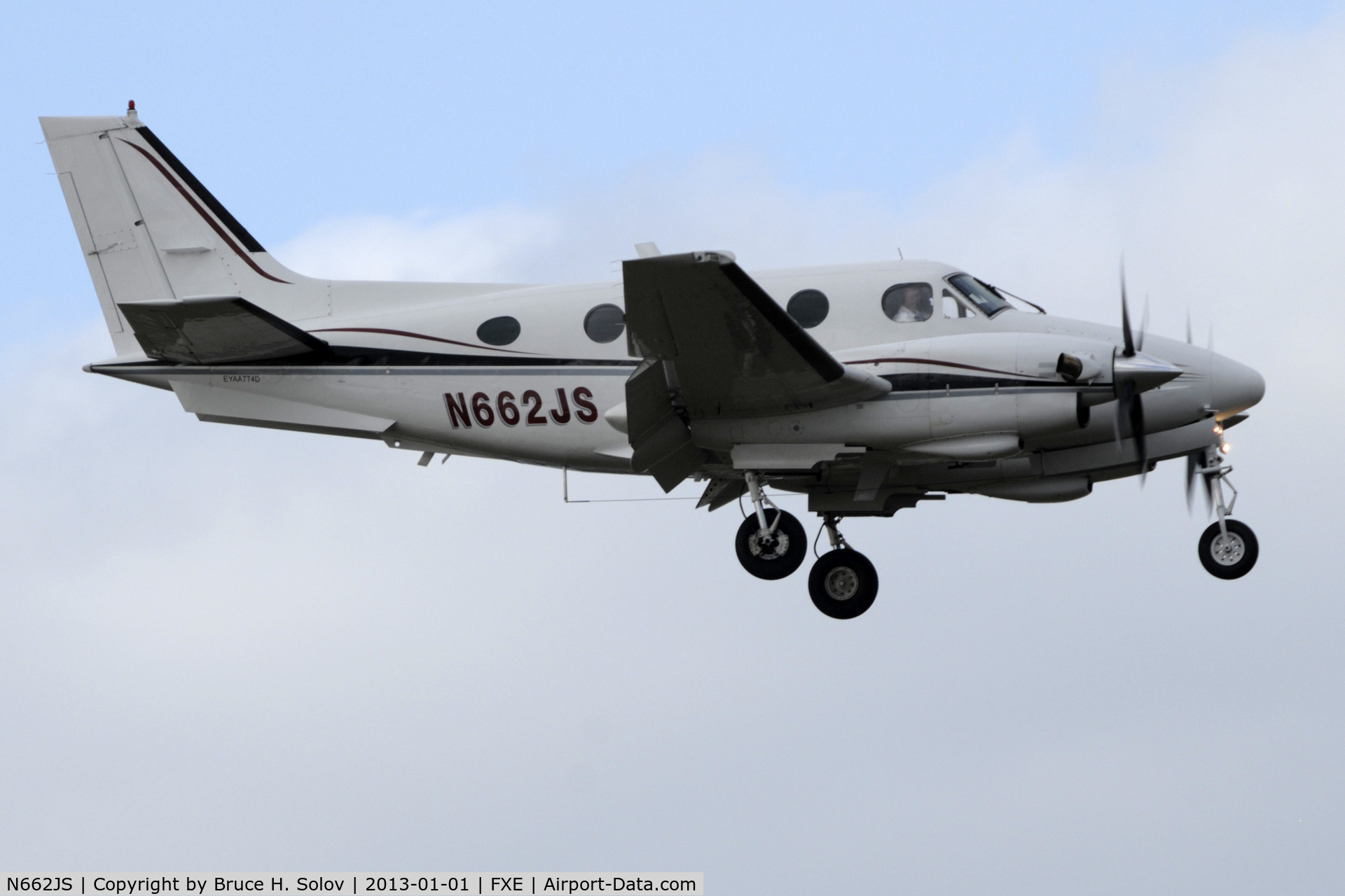 N662JS, 1976 Beech E-90 King Air C/N LW-176, Approach to FXE