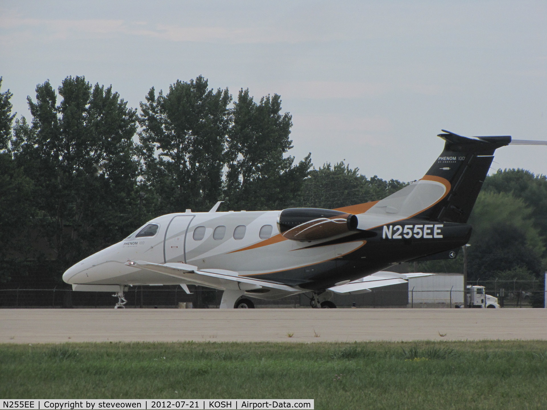 N255EE, 2012 Embraer EMB-500 Phenom 100 C/N 50000255, Taxing off runway 27