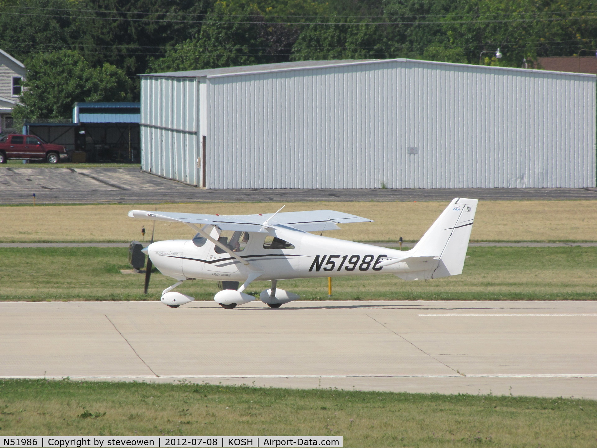 N51986, Cessna 162 Skycatcher C/N 16200004, landing  runway 27 Oshkosh