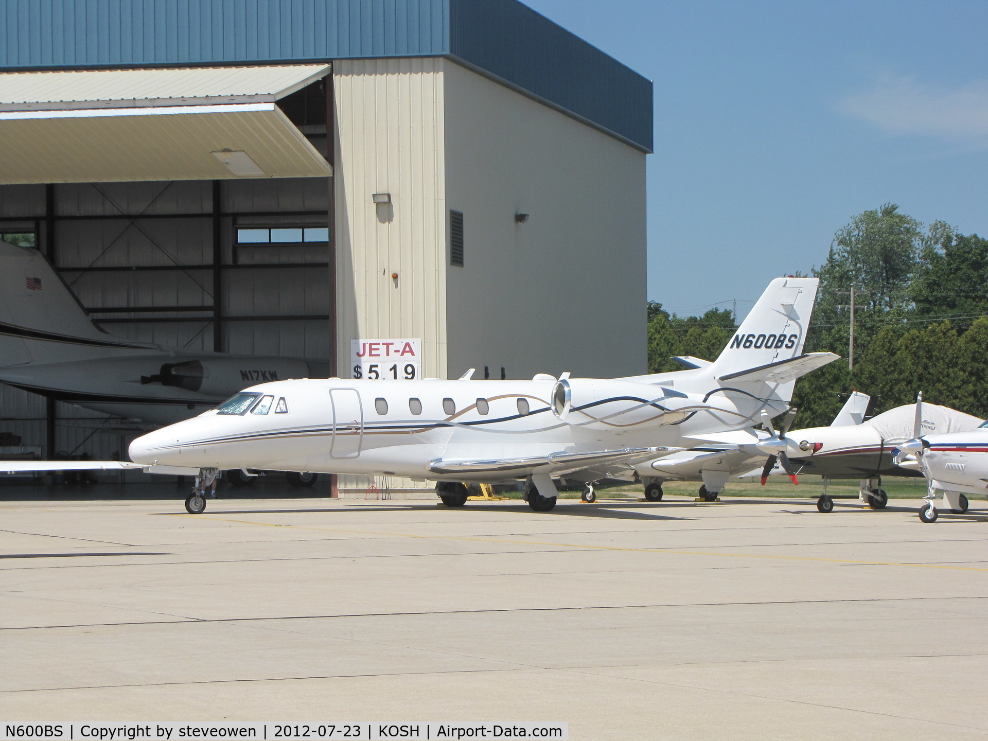 N600BS, 2001 Cessna 560XL Citation Excel C/N 560-5162, Orion FBO ramp