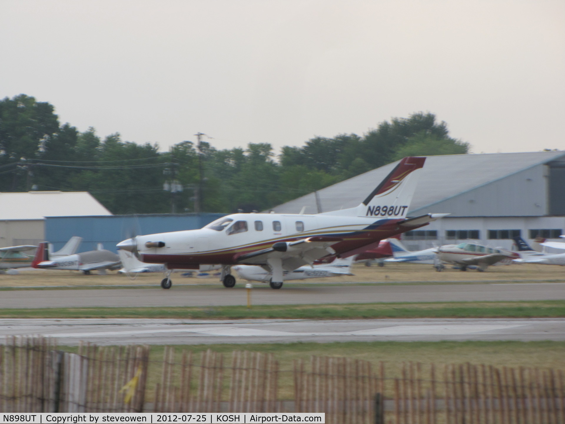 N898UT, 2009 Socata TBM-700 C/N 525, landing on Rwy27