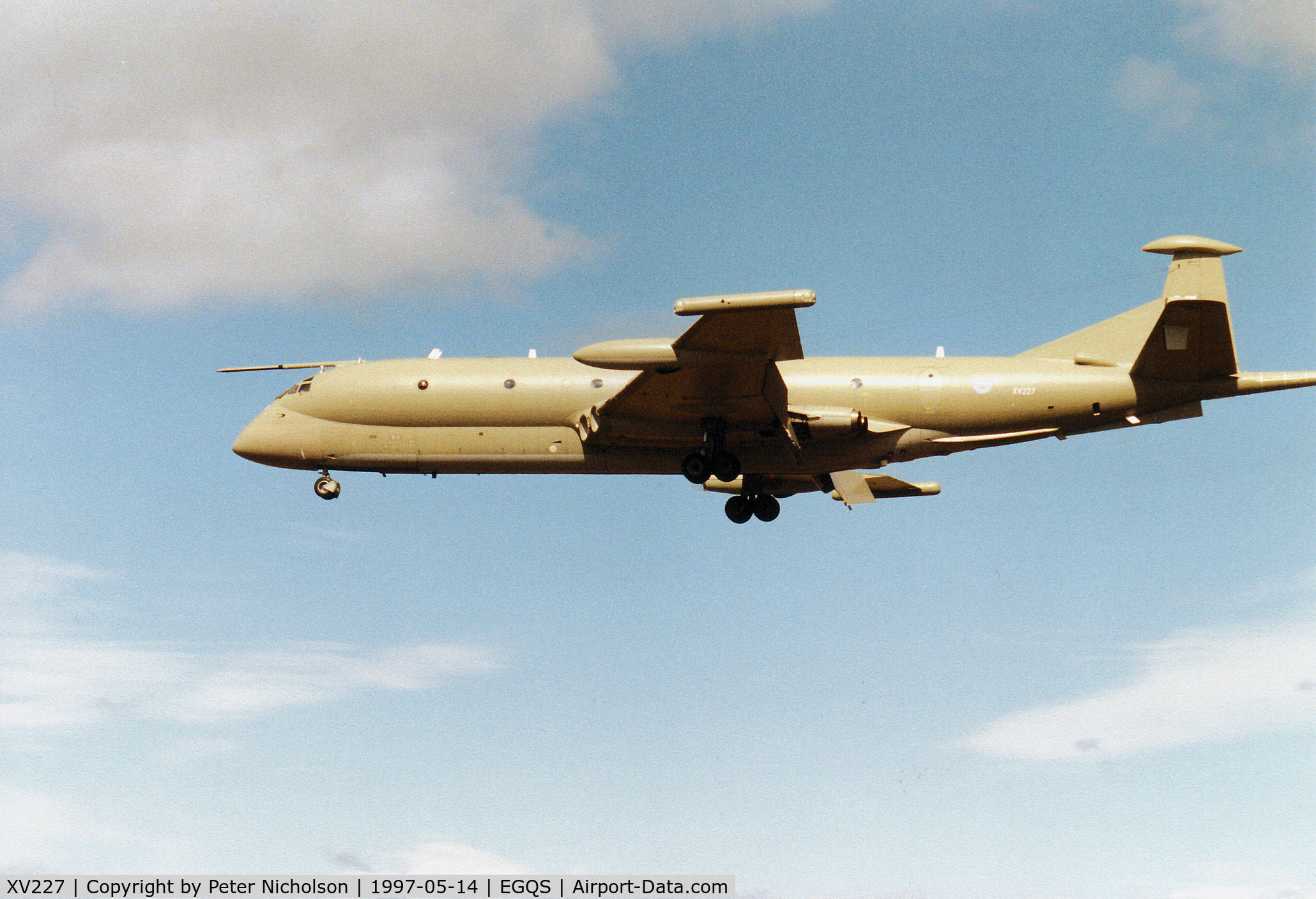 XV227, Hawker Siddeley Nimrod MR.2P C/N 8002, Another practice approach to RAF Lossiemouth by this RAF Kinloss-based Nimrod MR.2 in the Summer of 1997.