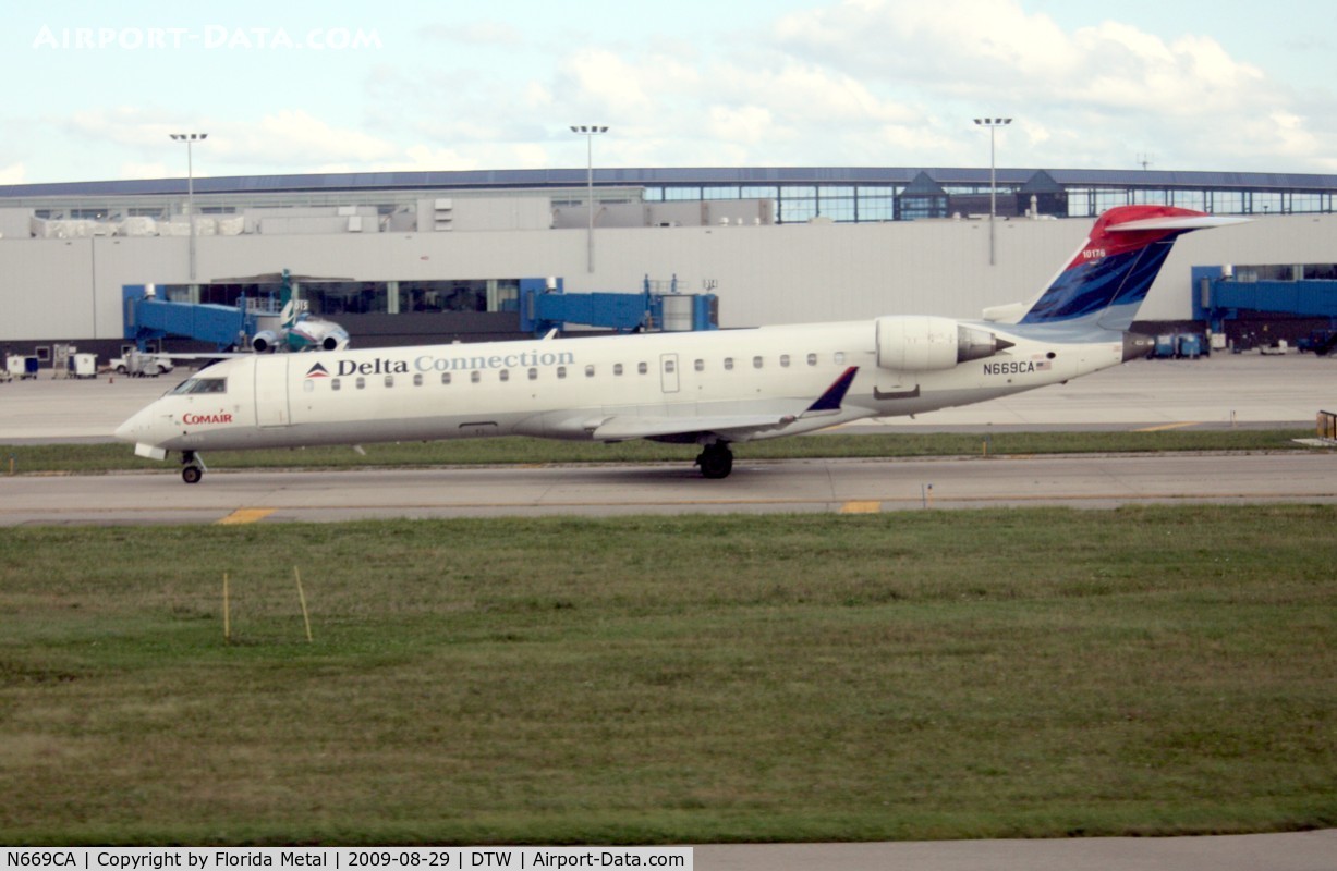 N669CA, 2004 Bombardier CRJ-700 (CL-600-2C10) Regional Jet C/N 10176, Comair CRJ-700 from window of Delta 757 on take off run