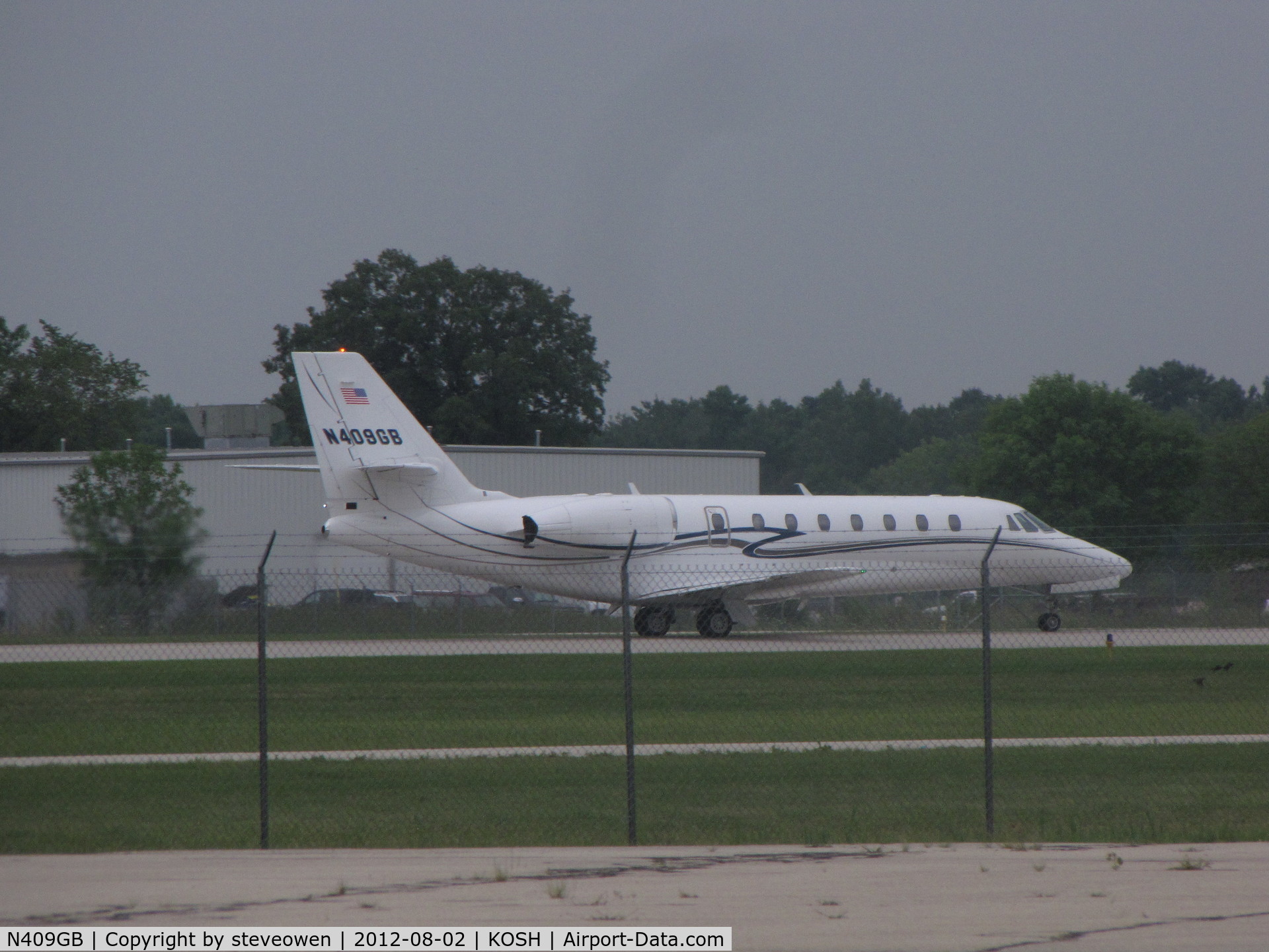 N409GB, 2004 Cessna 680 Citation Sovereign C/N 680-0006, Taxing out at Oshkosh