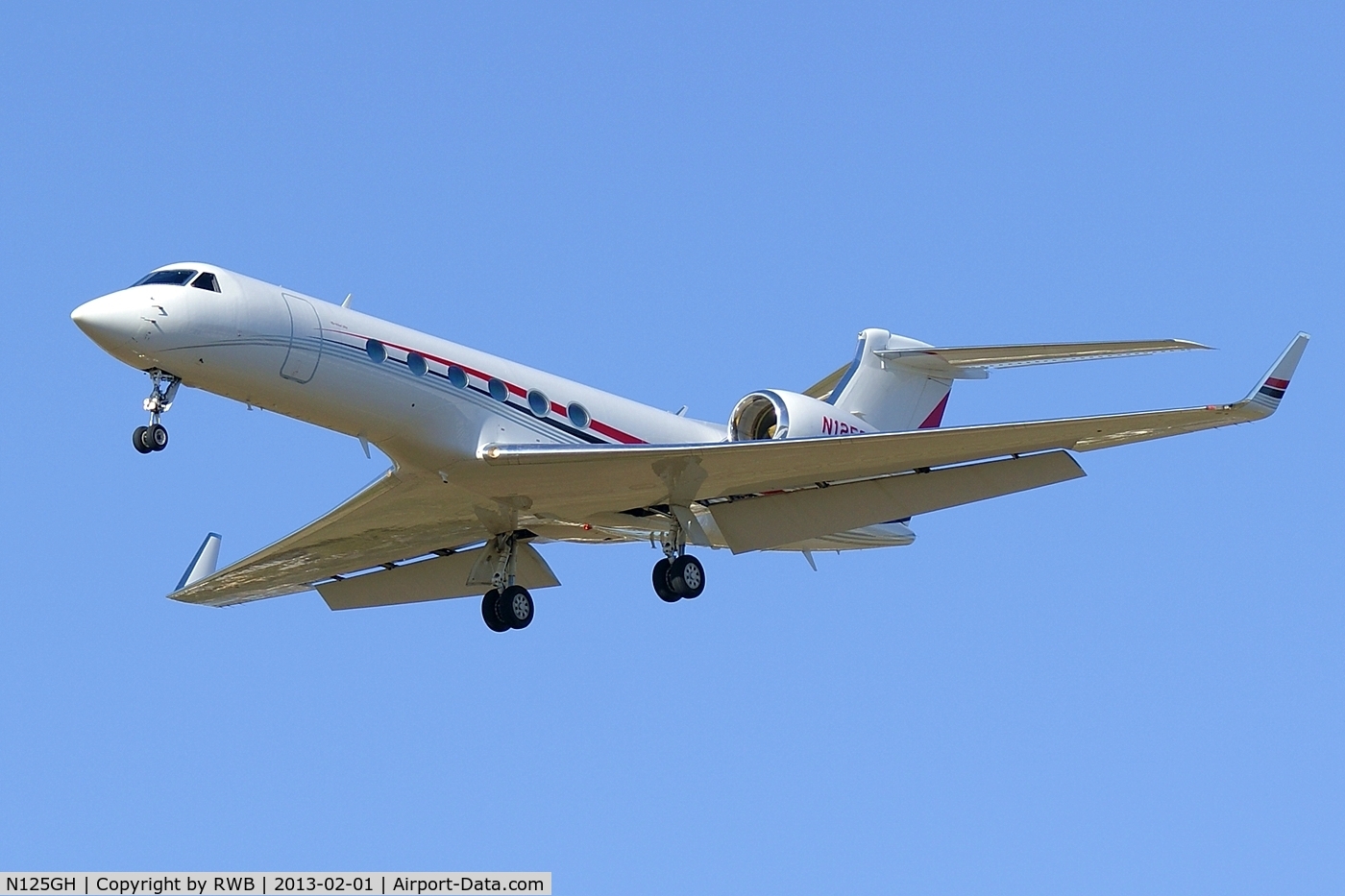 N125GH, 1997 Gulfstream Aerospace G-V C/N 526, On approach 12R
