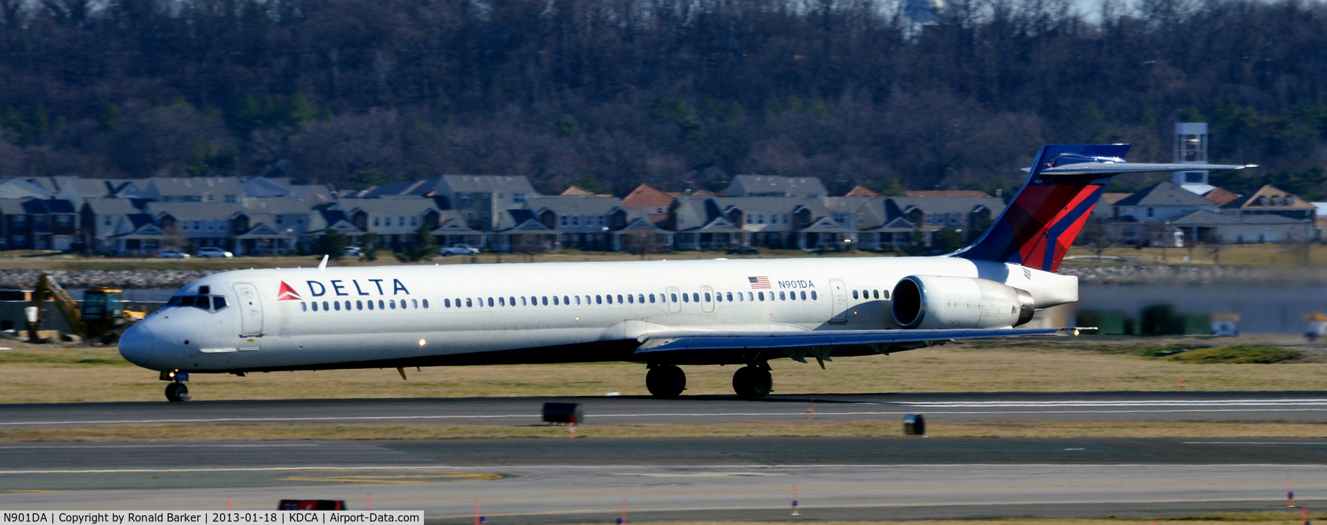 N901DA, 1995 McDonnell Douglas MD-90-30 C/N 53381, Takeoff DCA