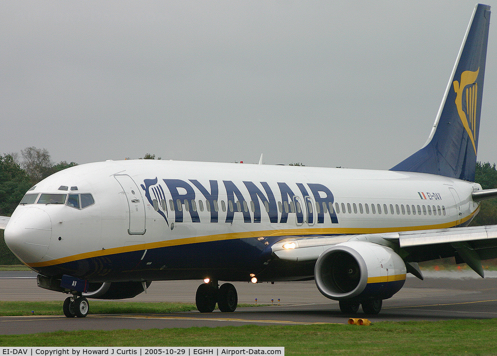 EI-DAV, 2003 Boeing 737-8AS C/N 33555, Ryanair (new colours) taxiing in after landing on runway 08.