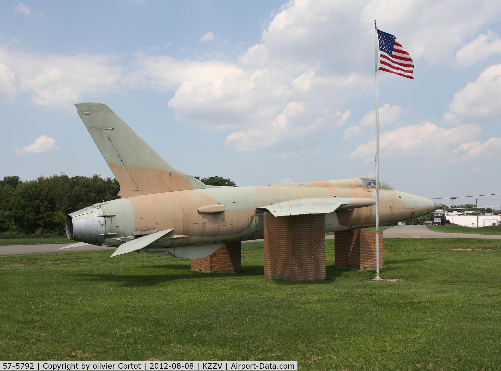 57-5792, 1957 Republic F-105B Thunderchief C/N B29, Zanesville gate guardian