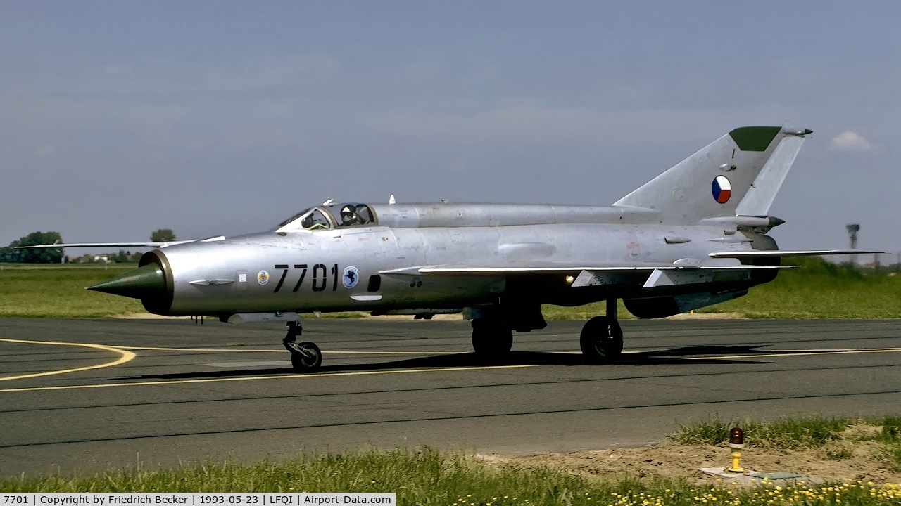 7701, Mikoyan-Gurevich MiG-21MF C/N 967701, taxying to the active