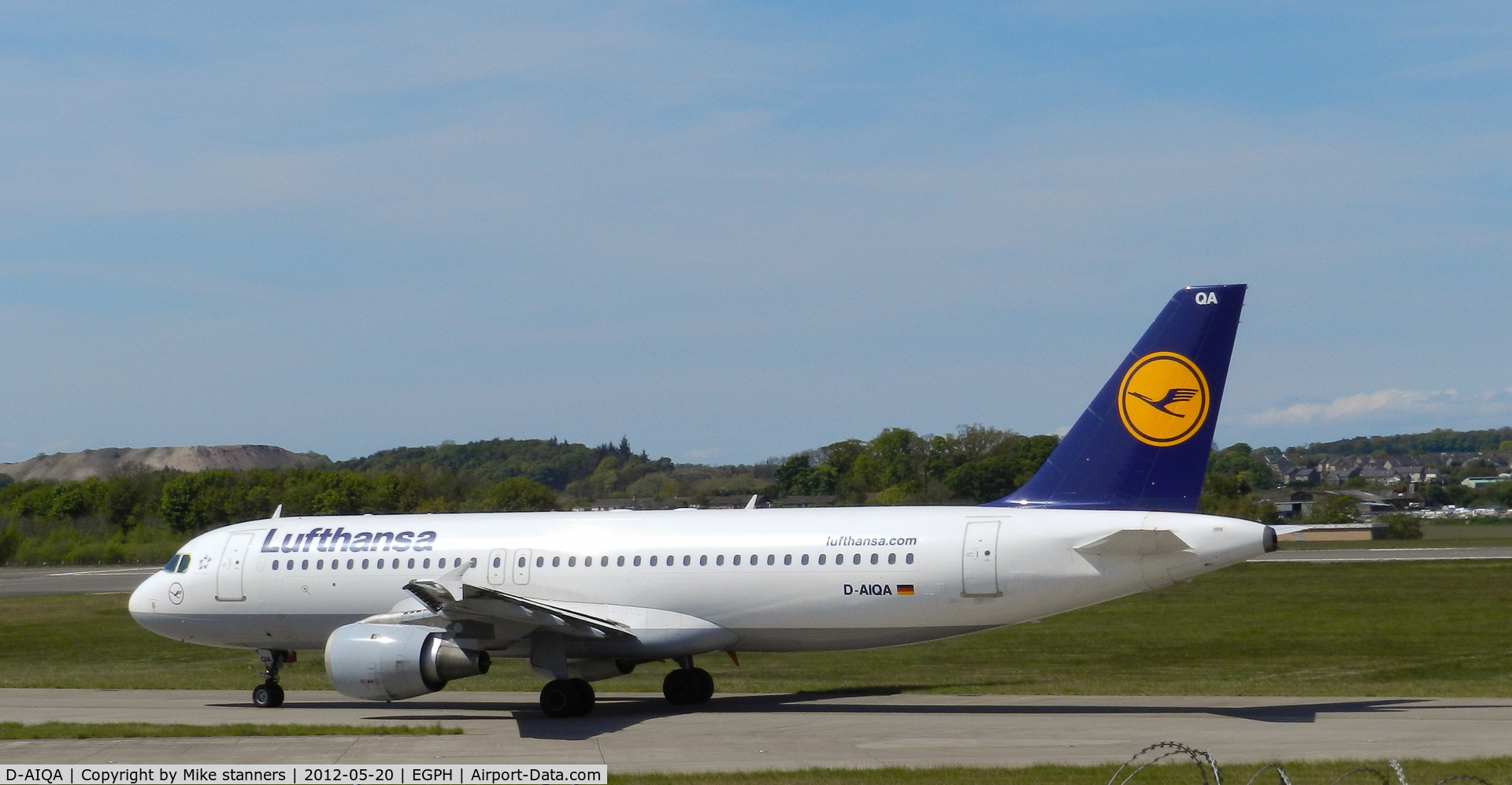 D-AIQA, 1991 Airbus A320-211 C/N 0172, Lufthansa A320 Taxiing to runway 06 for departure to FRA